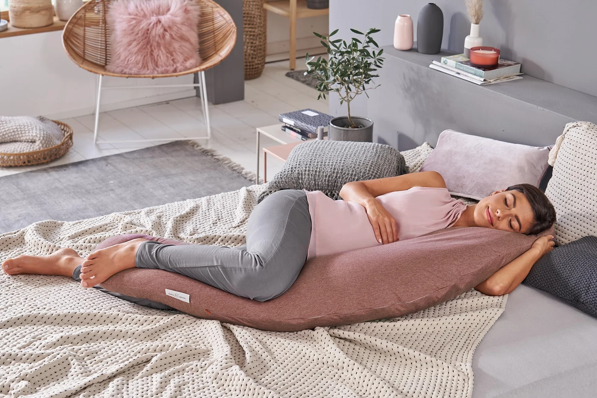 Theraline Oryginalna poduszka ciążowa i poduszka do karmienia 190 cm – poduszka dla osób śpiących na boku, poduszka do karmienia z perłami – w zestawie poszewka na poduszkę do karmienia z kolekcji