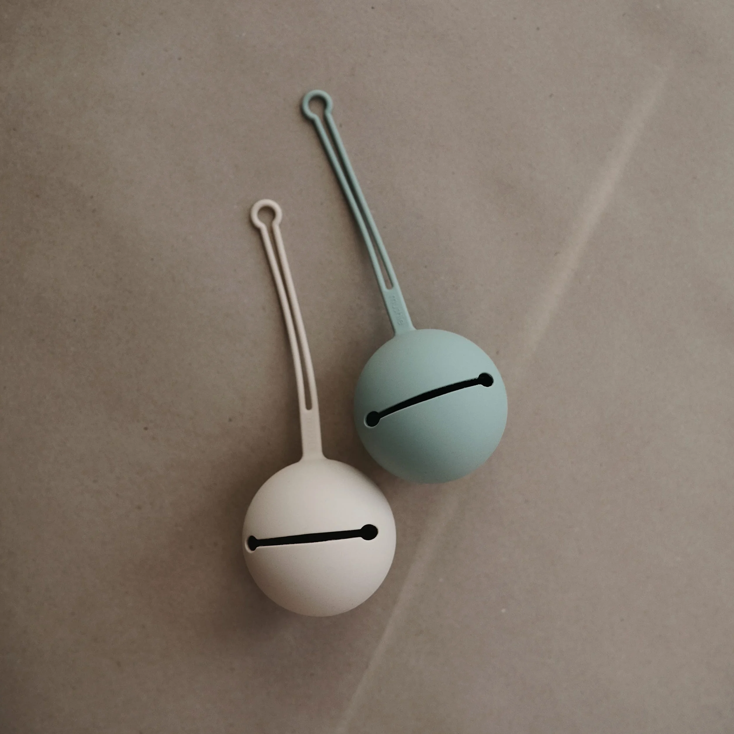 Etui na smoczek do wózka Kula Ball Cambridge Blue Mushie