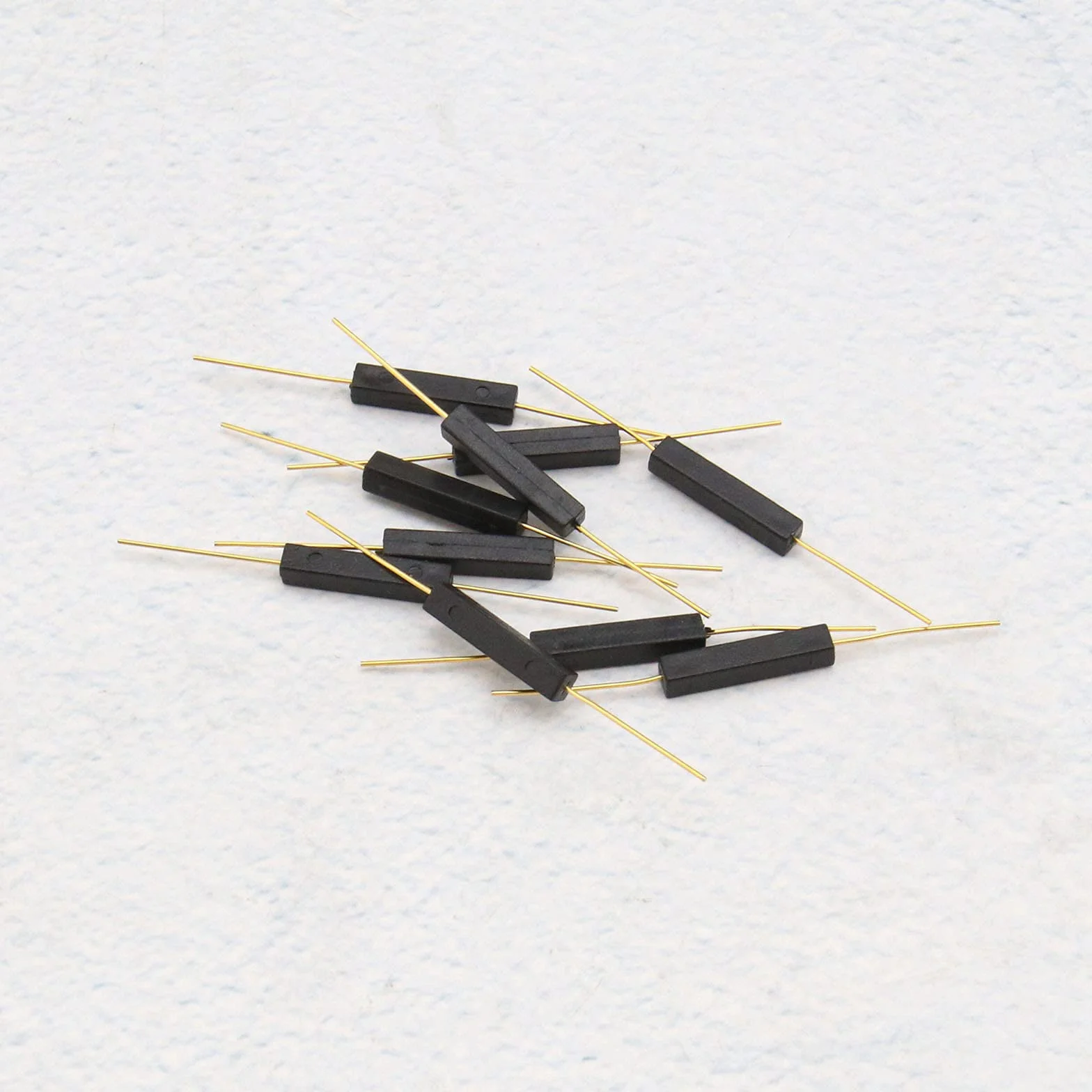 20 x przełącznik trzcinowy normalnie otwarty magnetyczny przełącznik indukcyjny z tworzywa sztucznego antyinterferencyjne 100 V do bieżni i wyłącznika 2,5 x 14 mm