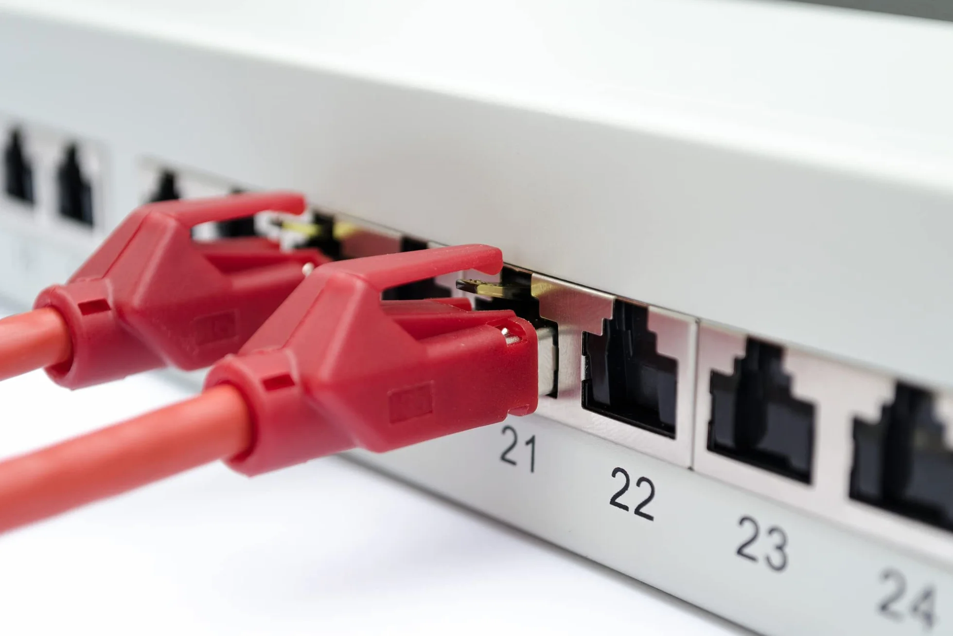 DIGITUS Panel krosowy - 19 cali - Cat-6A - 24 porty RJ45 - ekranowany - LSA - montaż w szafie rack 1U - szary