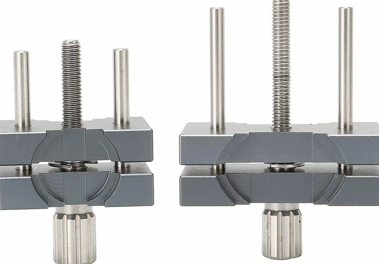 Zestaw 2 regulowanych aluminiowych uchwytów mechanizmu zegarka | Dwa stabilne szare imadła mocują zgodne mechanizmy podczas montażu, czyszczenia, regulacji i precyzyjnego serwisu.