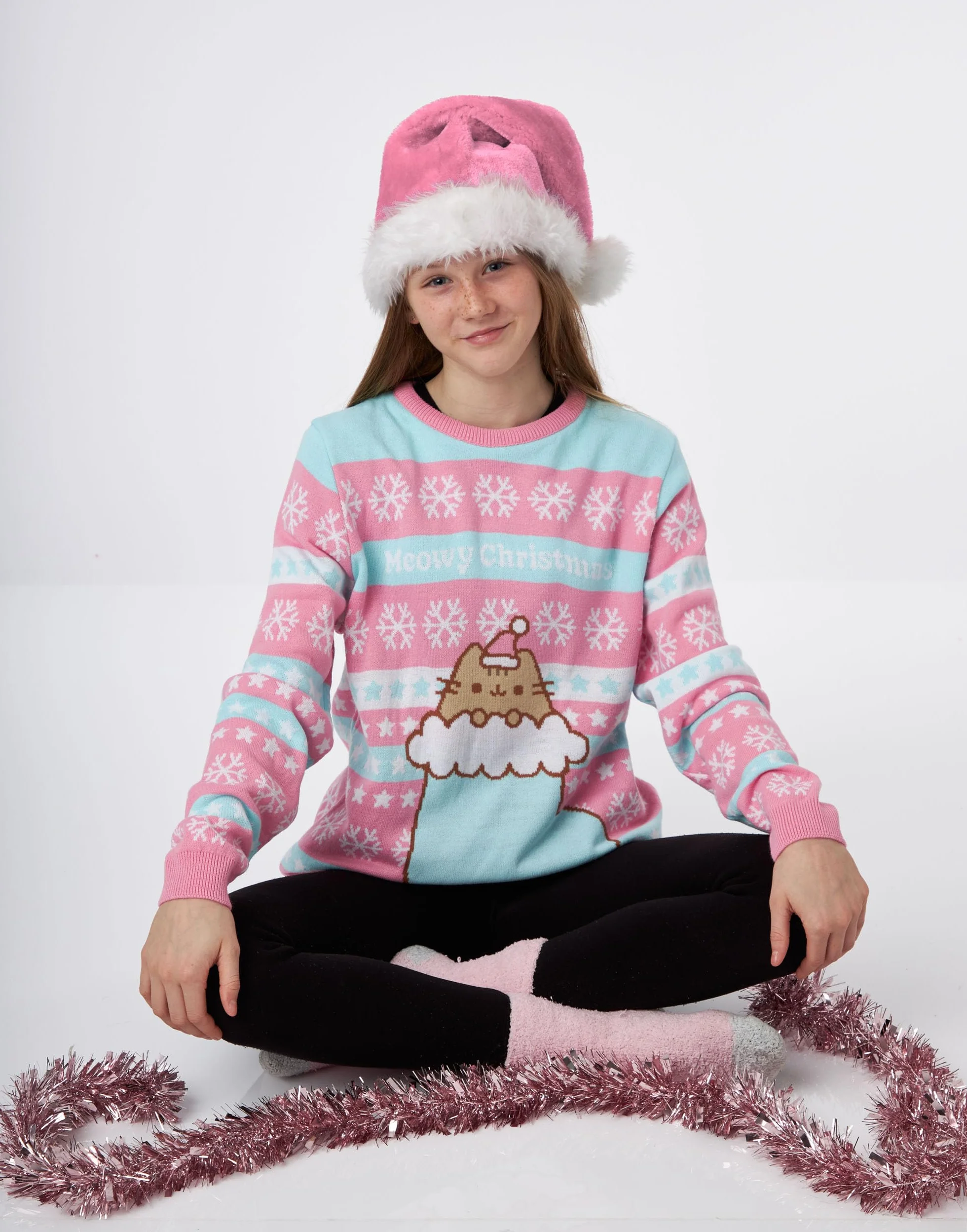 Pusheen Różowy sweter bożonarodzeniowy z dzianiny dla dziewczynek | świąteczny sweter - uroczo przytulny | stylowa odzież bożonarodzeniowa The Cat | świąteczna bluza z motywem kota