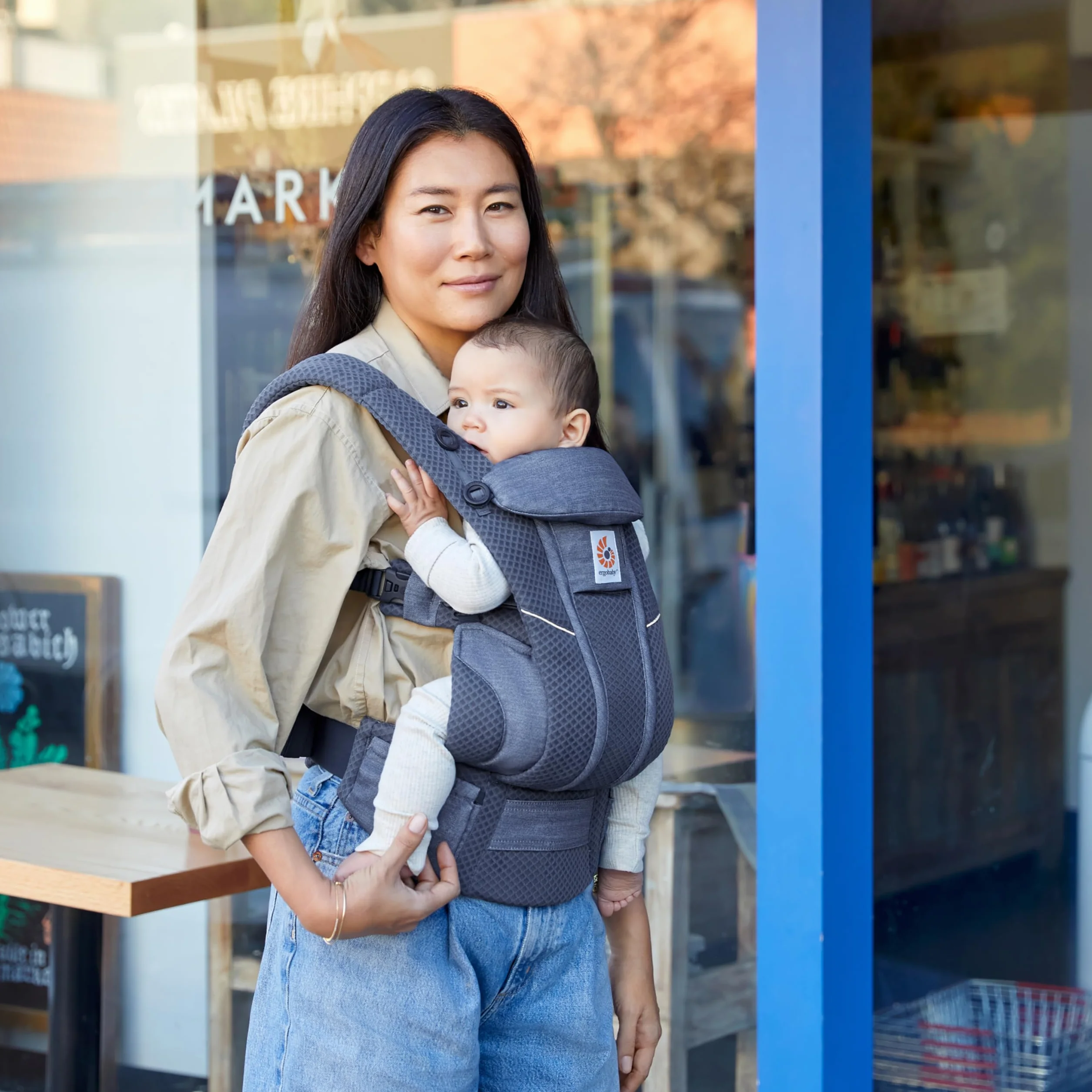Ergobaby Omni Breeze Nosidełko dla noworodków od urodzenia do 20 kg, 4 pozycje SoftFlex Mesh Ergonomiczne nosidełko dla niemowląt Nosidełko do noszenia na plecach, Heathered Denim Blue