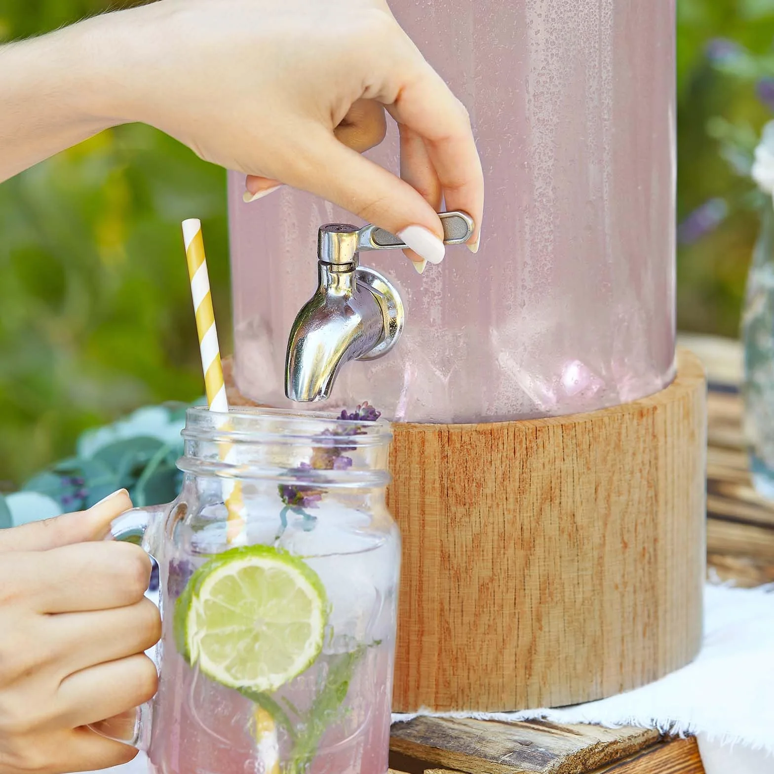 SPRINGLANE szklany dozownik do napojów 3,8 l Greta z kranikiem i stojakiem ze stali nierdzewnej z drewna dębowego, dozownik lemoniady, styl vintage Mason Jar