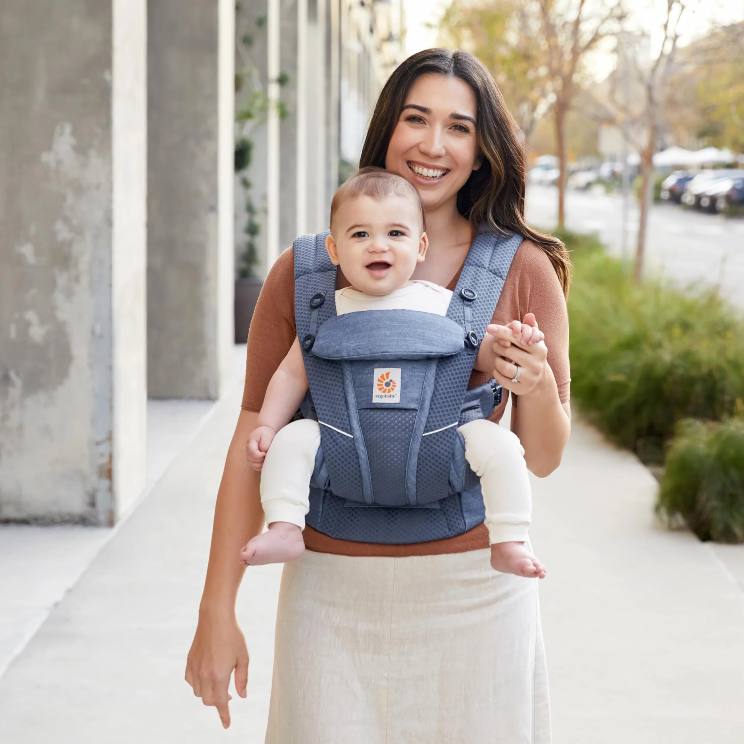 Ergobaby Omni Breeze Nosidełko dla noworodków od urodzenia do 20 kg, 4 pozycje SoftFlex Mesh Ergonomiczne nosidełko dla niemowląt Nosidełko do noszenia na plecach, Heathered Denim Blue