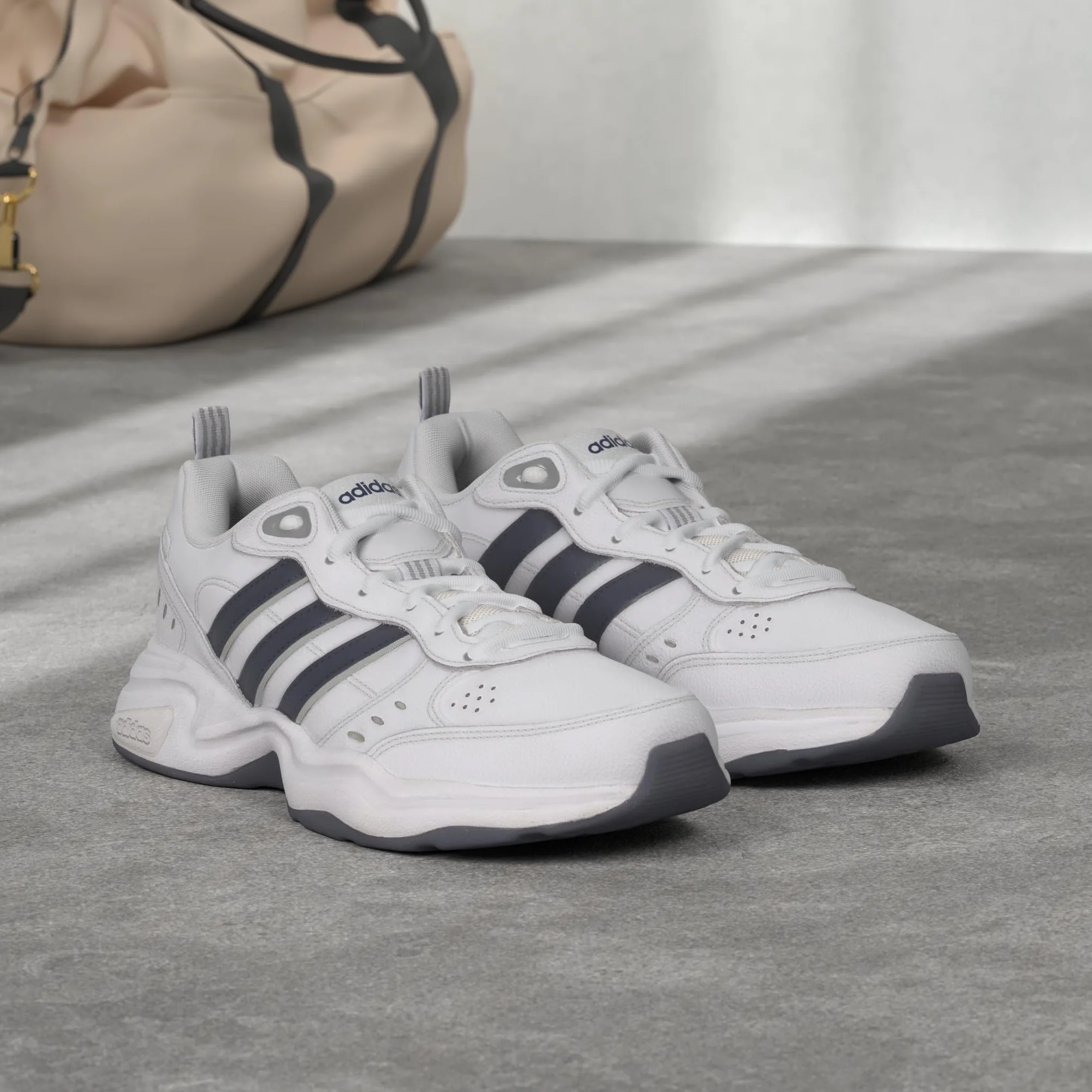 adidas Strutter Buty sportowe Mężczyźni