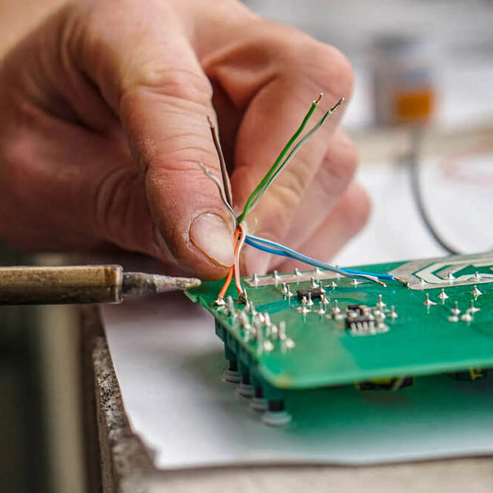 840 sztuk przewodów połączeniowych typu Breadboard, zestaw kabli połączeniowych elektroniki, przewody zaciskowe z uchwytem, zestaw kabli męskie-męskie o 14 różnych długościach, z plastikowymi zaciskam