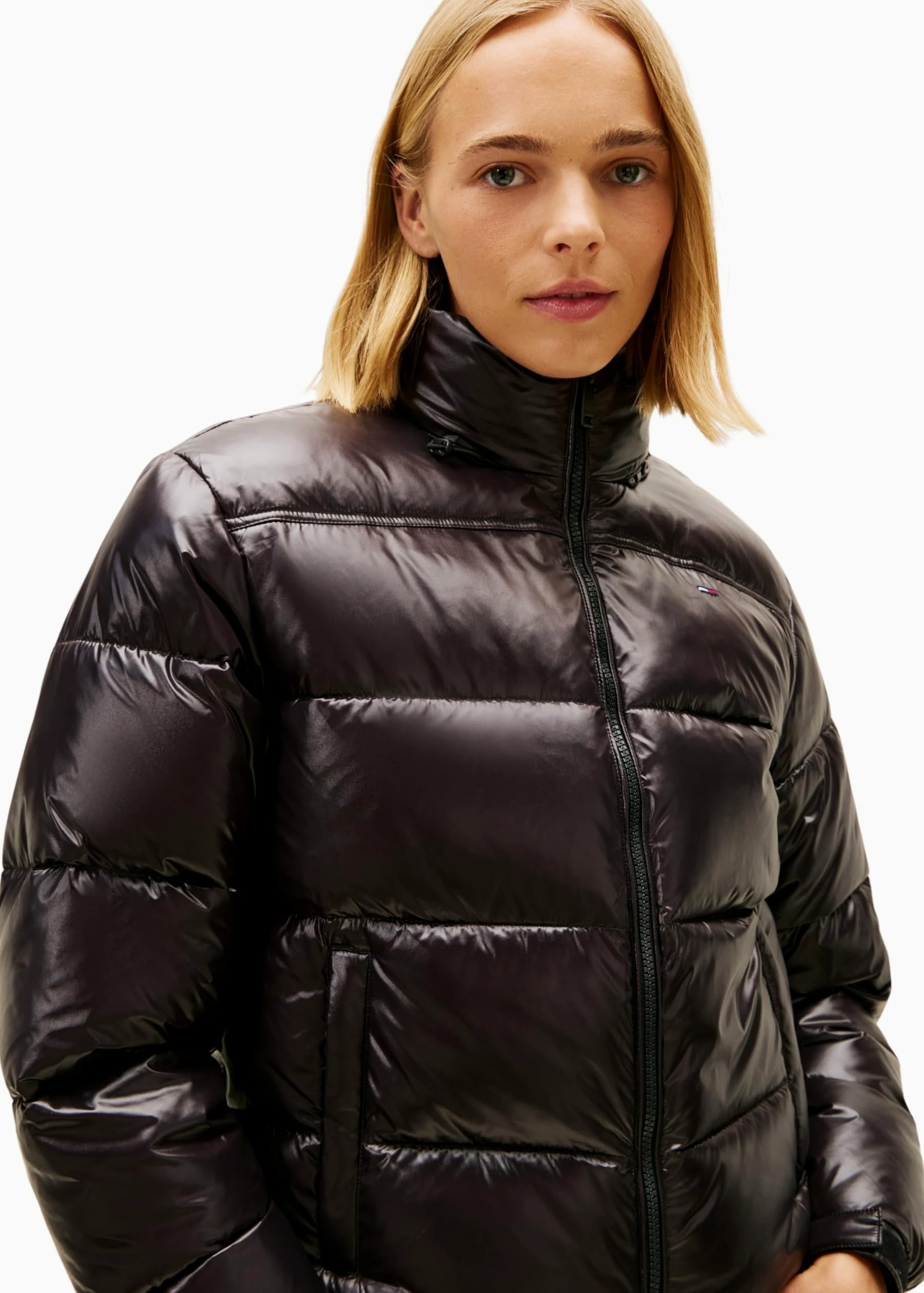 Tommy Jeans Damska kurtka puchowa TJW PCKBL HD ESS PFFR SHINY EXT DW0DW22039, CZARNA (Czarna), S, czarny (czarny), S