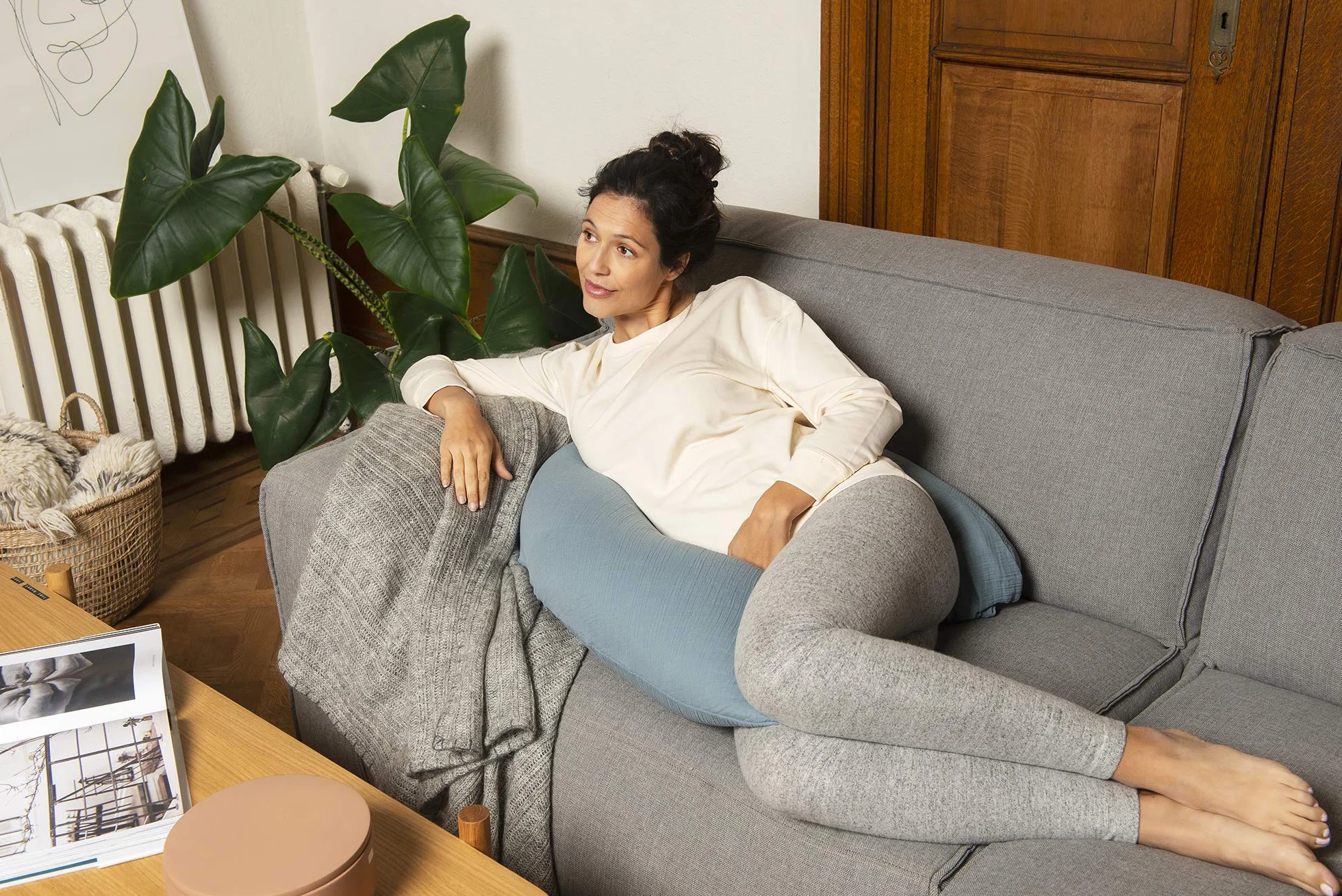 doomoo Basics Comfy Big Tetra Wielofunkcyjna poduszka ciążowa do spania/karmienia piersią/relaksu wypełniona mikrokulkami z poszewką nadającą się do prania niebieską