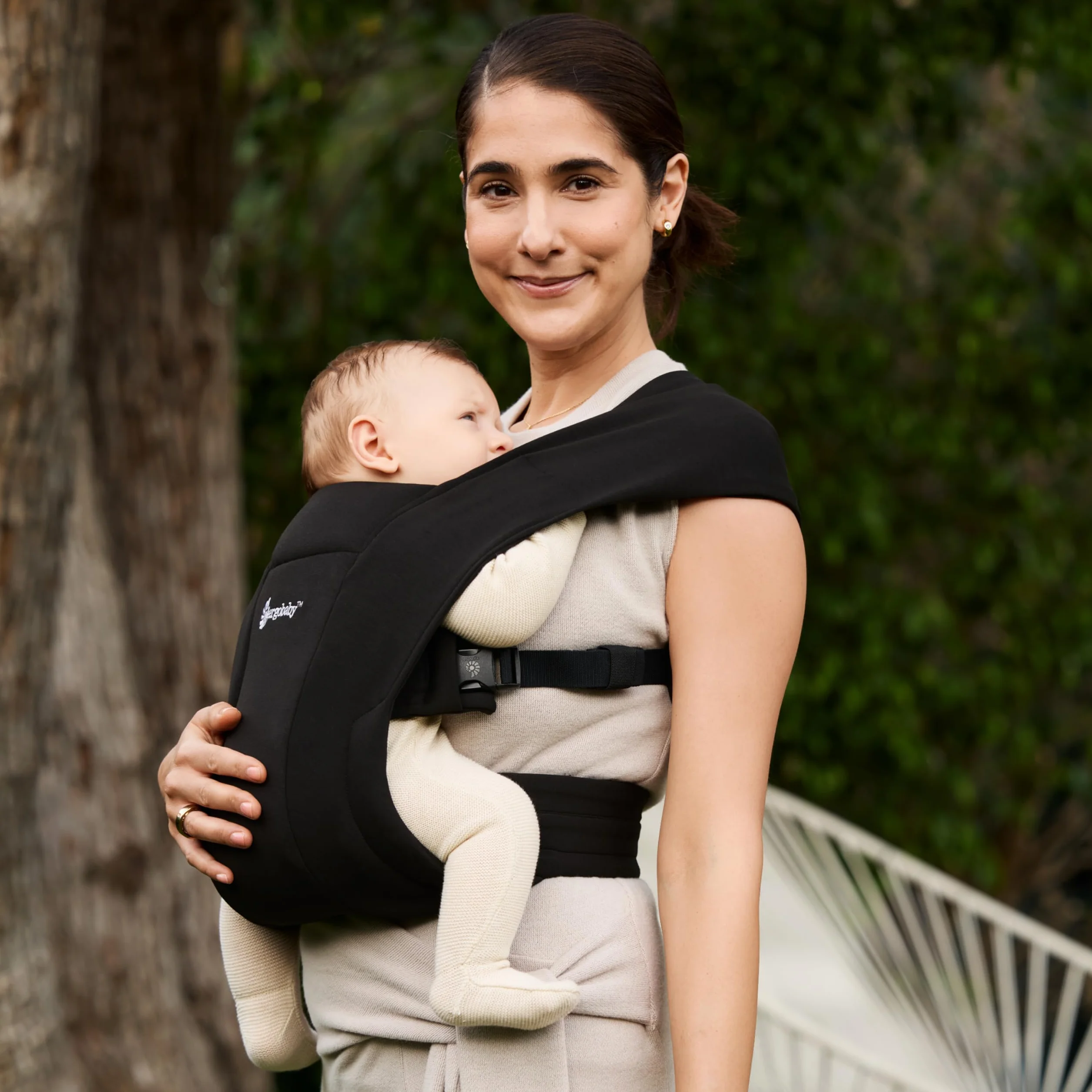 Ergobaby Ergonomiczne Nosidełko Embrace z Pasem Biodrowym, Równomierne Rozłożenie Ciężaru, Komapktowy, Lekki, Łatwy do Zapęcia, Kolor Czarny