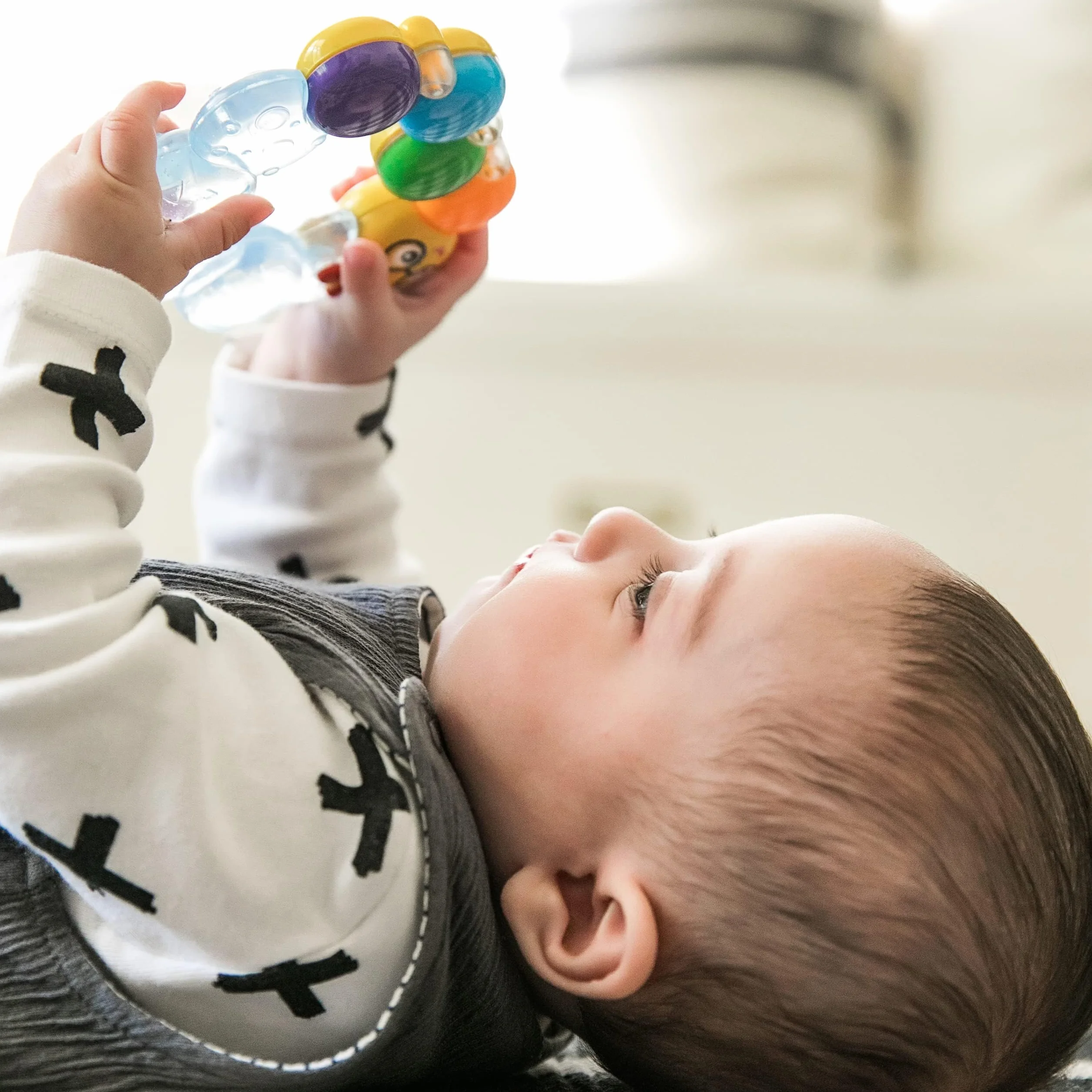 Baby Einstein, Zabawka do ząbkowania z grzechotką i chłodzeniem, dla dzieci od 3. miesiąca życia