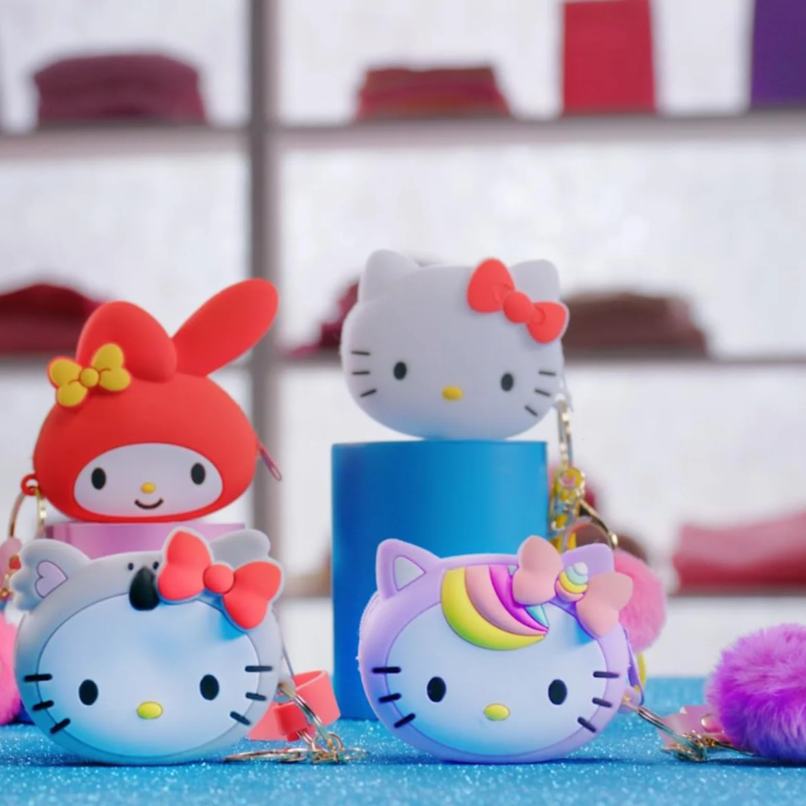 #sbabam, FUNNY BOX Hello Kitty Handbag, kolorowa torebka dziewczęca z naklejkami, pluszowa bransoletka i akcesoria, torba dziewczęca z paskiem na ramię na prezent dla dziewczynki 2 sztuki, zabawki dla
