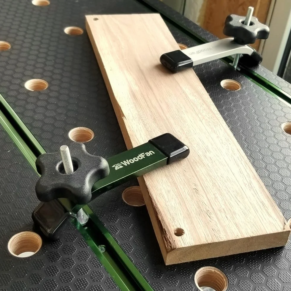 Blat roboczy stolarz 915 x 610 mm z otworami 20 mm i profilami T-Track, laminowana powierzchnia antypoślizgowa