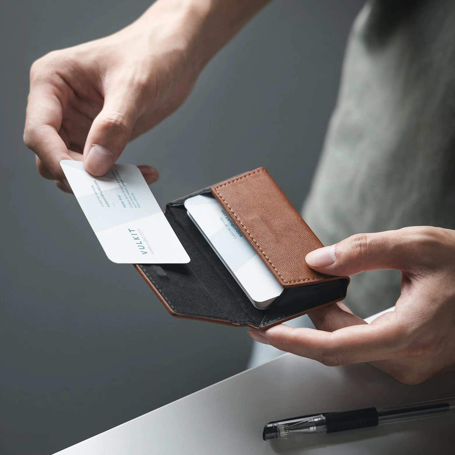 VULKIT Skórzane etui na wizytówki dla mężczyzn, smukłe kieszonkowe etui na wizytówki, etui na wizytówki, pomieści 20 wizytówek, Brązowy, Cienkie