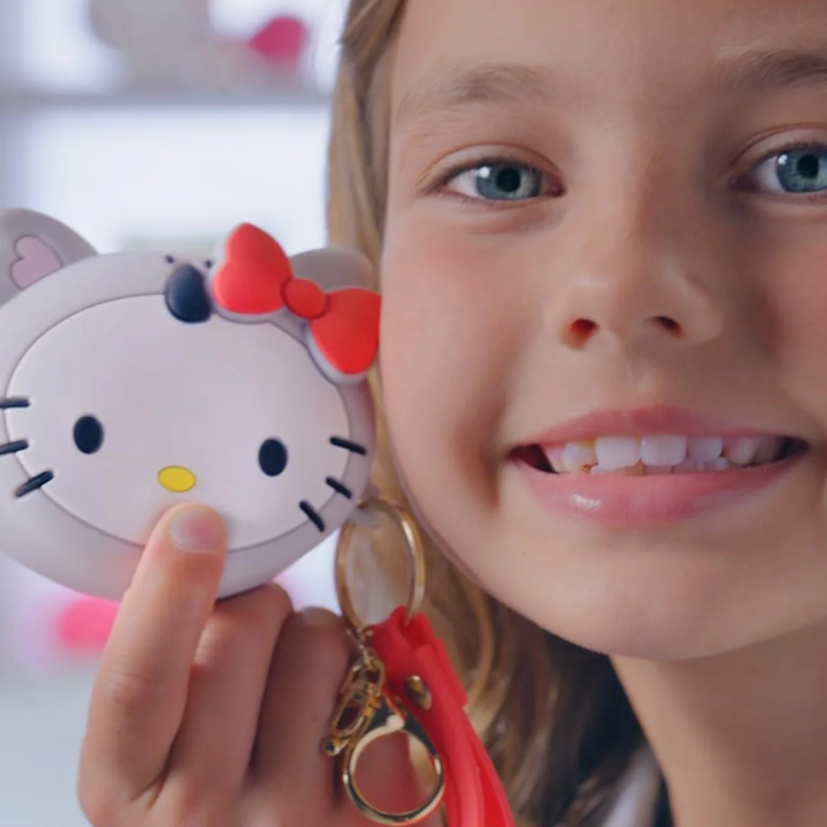 #sbabam, FUNNY BOX Hello Kitty Handbag, kolorowa torebka dziewczęca z naklejkami, pluszowa bransoletka i akcesoria, torba dziewczęca z paskiem na ramię na prezent dla dziewczynki 2 sztuki, zabawki dla