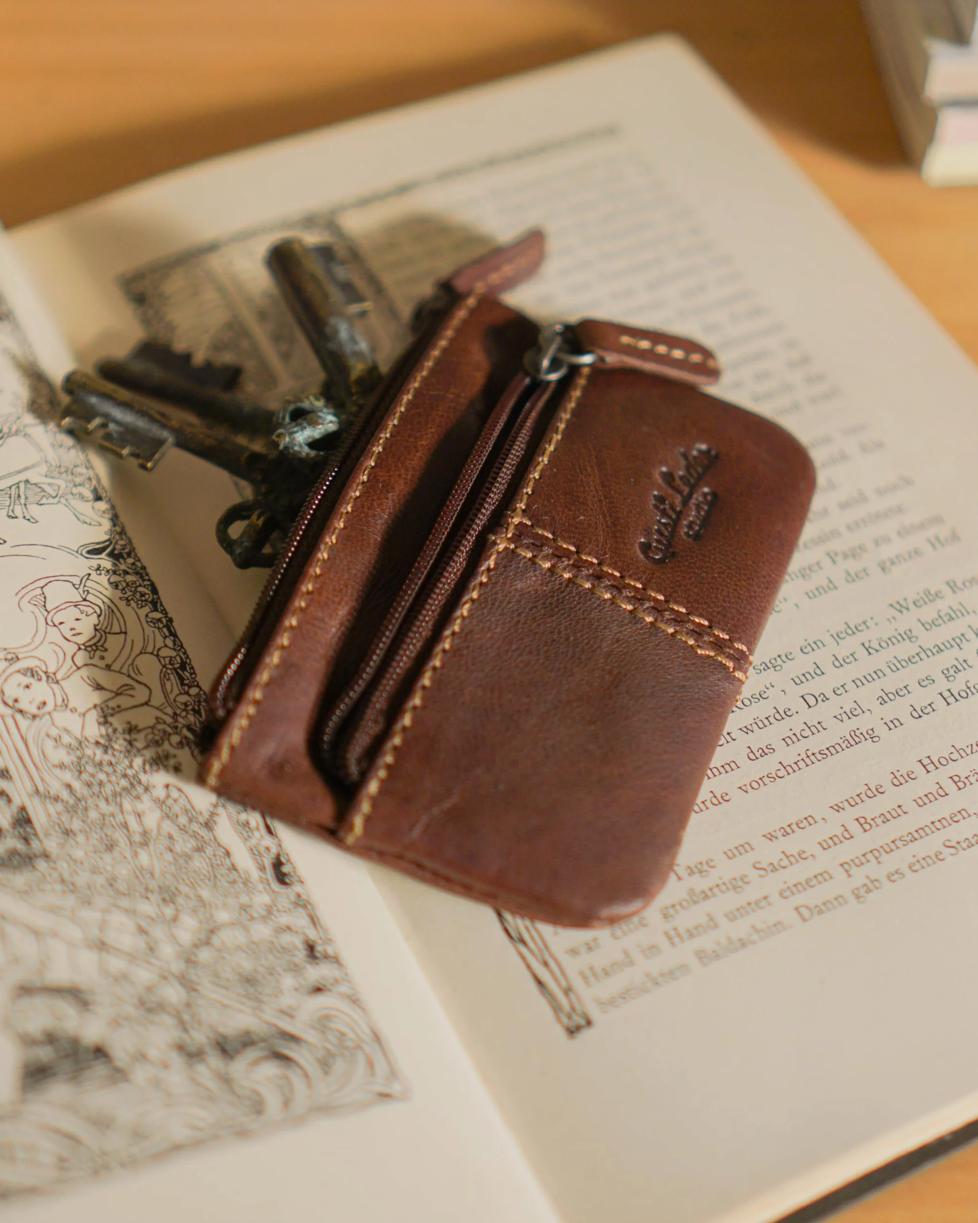 Gusti Skórzane Etui na Klucze Rook – Stylowe Brązowe Ochronne Etui Retro z Naturalnej Skóry – Organizer do Kluczy, Bezpieczny Pokrowiec na Klucze Męskie i Damskie