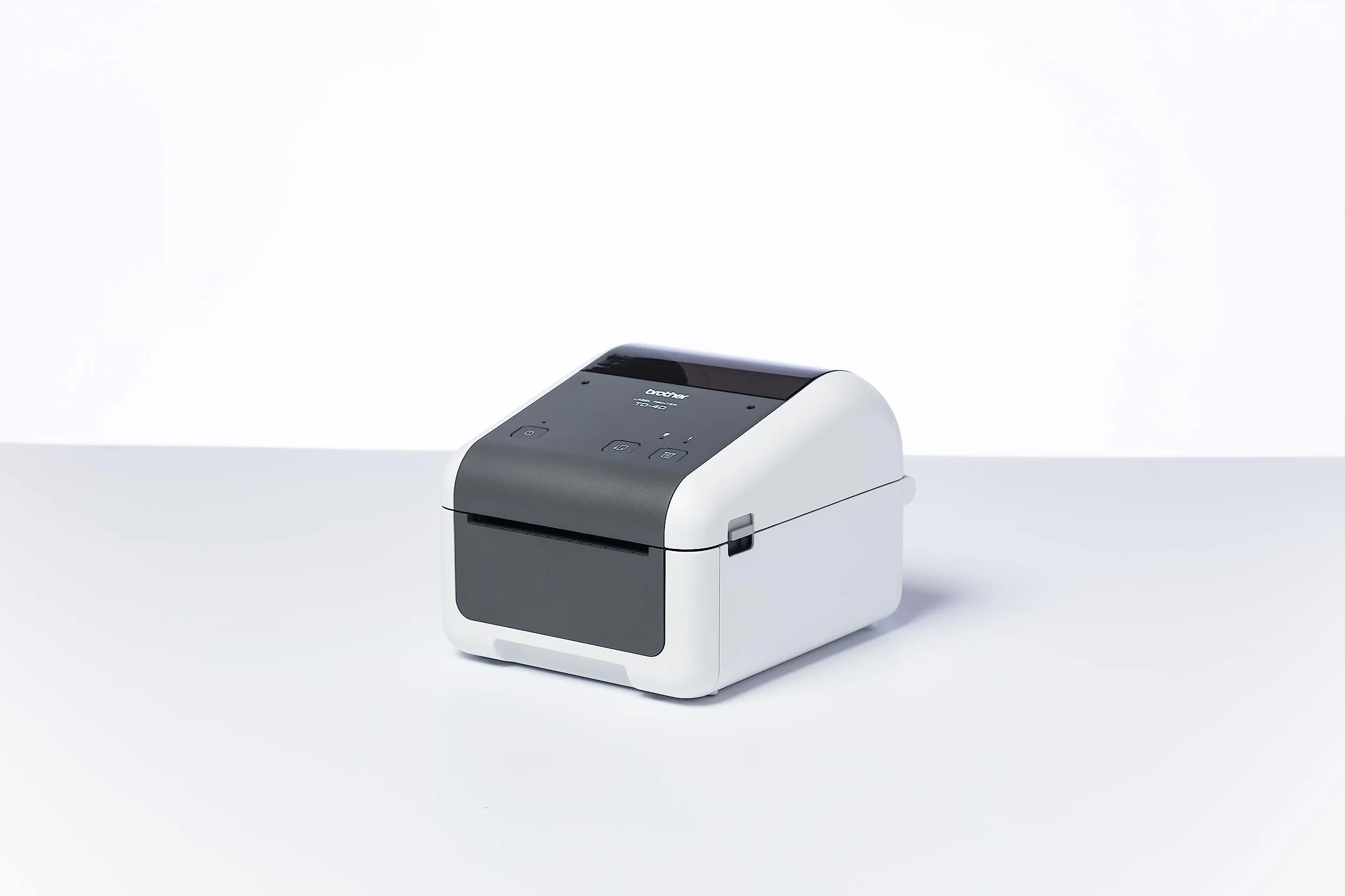 Brother TD-4210D drukarka etykiet, prędkość druku 203 dpi i 127 mm/s. Szerokość druku 104 mm, port USB i szeregowy