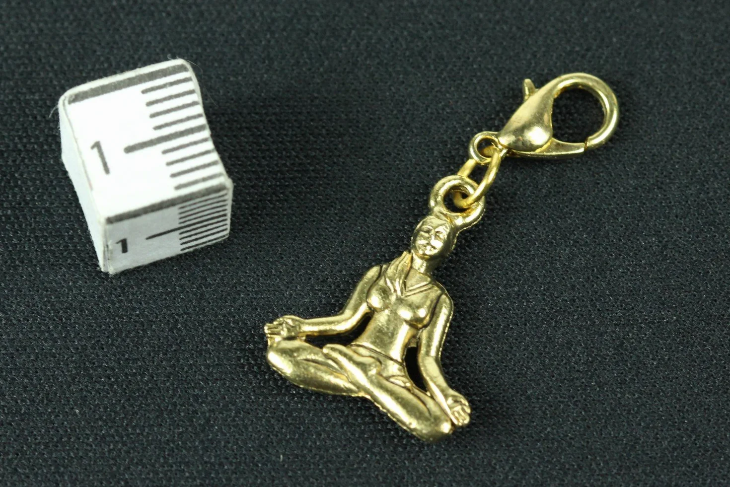 Miniblings Buddha Yoga Lotussitz Charm Buddhism medytacja Gold - ręcznie robiona modna biżuteria I zawieszka na łańcuszek pozłacana - zawieszka z zawieszkami - zawieszka do bransoletki, 20mm, Bawełna,