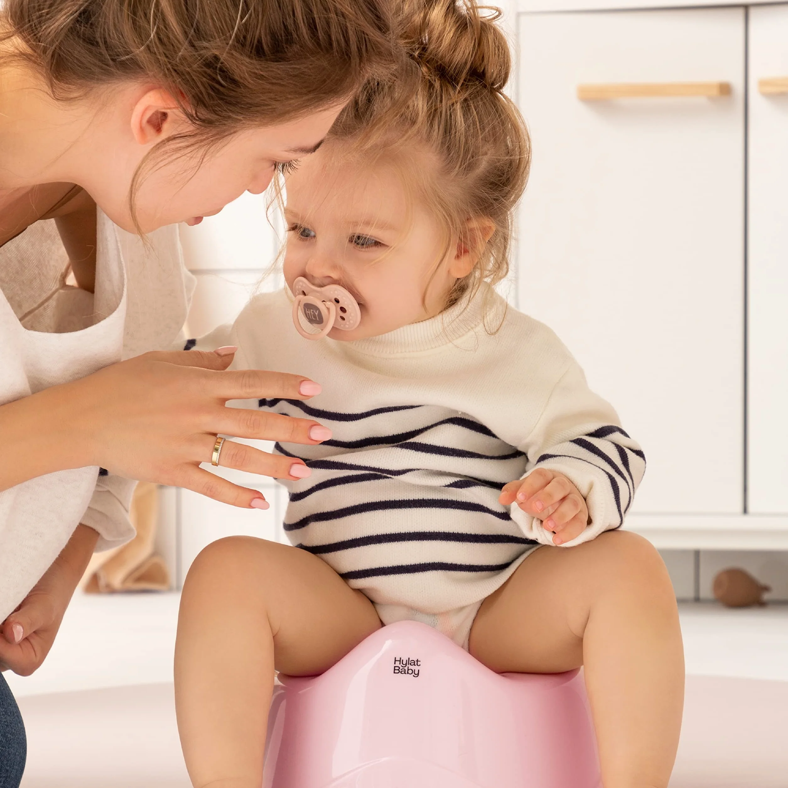 Hylat Baby Nocnik dla dzieci – dla chłopców i dziewczynek od ok. 2 lat, również do treningu bez pieluszek i nocnika, kolor: różowy, motyw: Friends, marka: Hylat Baby