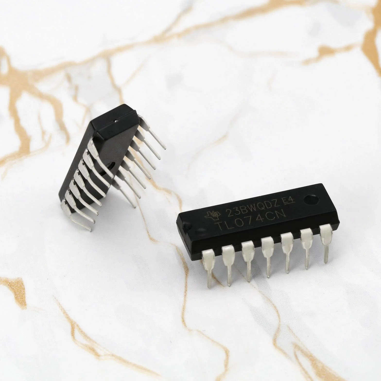 OTOTEC 20 szt. TL074CN wzmacniacz operacyjny zamiennik TL074 wzmacniacz operacyjny układ scalony DIP-14 niski poziom hałasu JFET chip wejściowy do przetwarzania sygnału audio