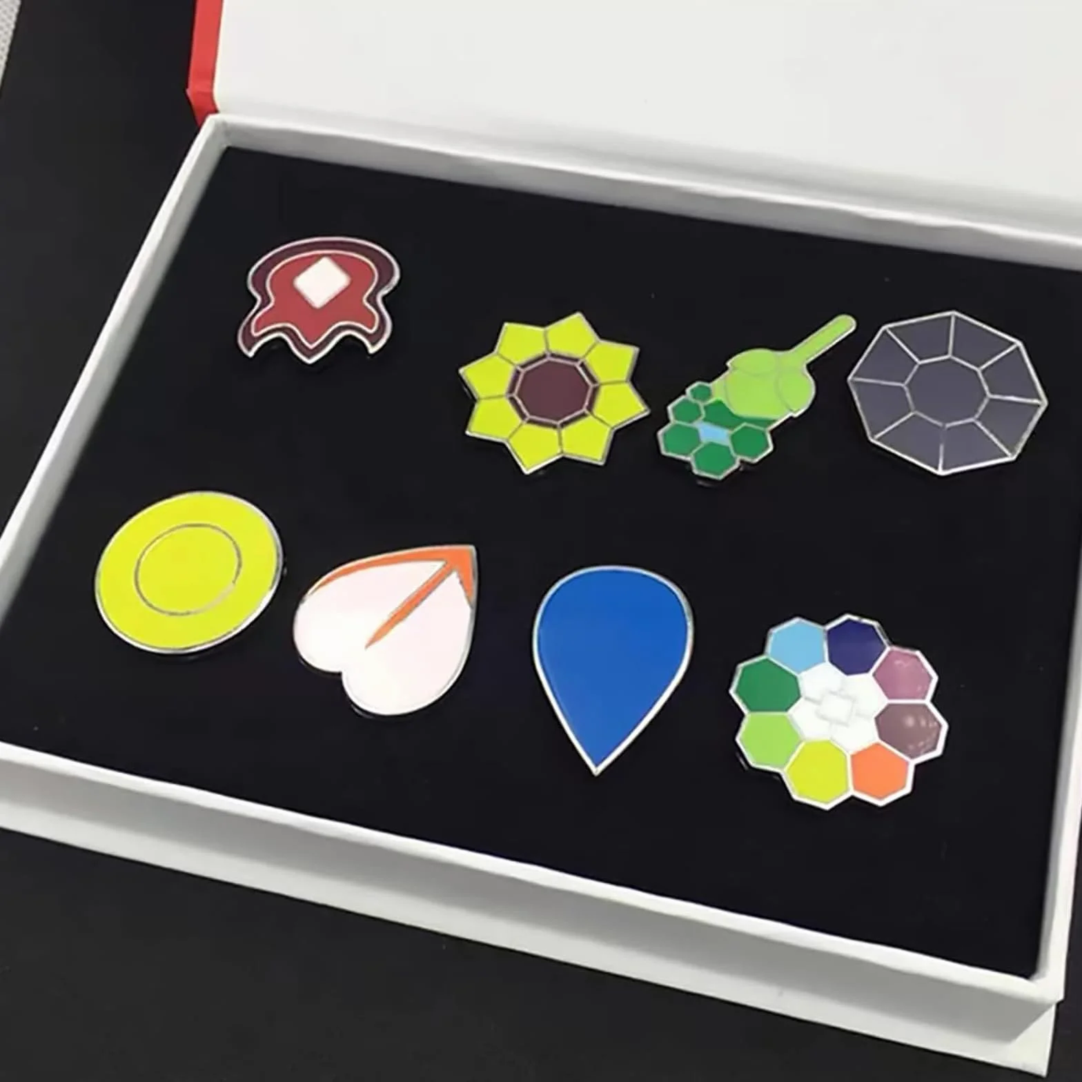 YUANstore Dotyczy Pocket Monster Generation 1-6 Gym Badge Collection Box, kolekcja gier zestaw 8 szt., prezent dla chłopców i dziewcząt