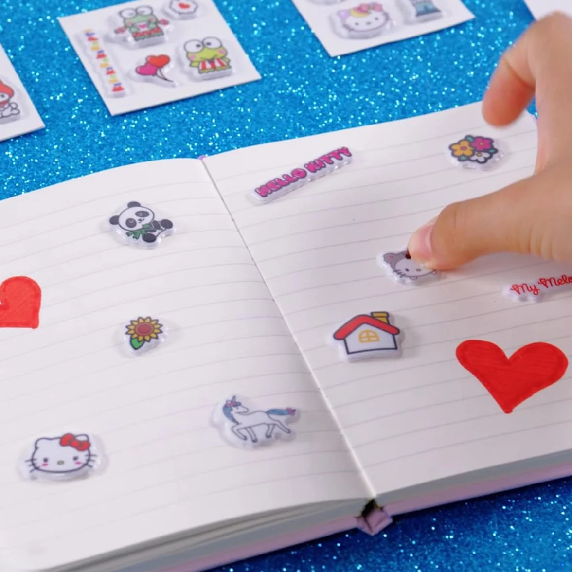 #sbabam, FUNNY BOX Hello Kitty Handbag, kolorowa torebka dziewczęca z naklejkami, pluszowa bransoletka i akcesoria, torba dziewczęca z paskiem na ramię na prezent dla dziewczynki 2 sztuki, zabawki dla