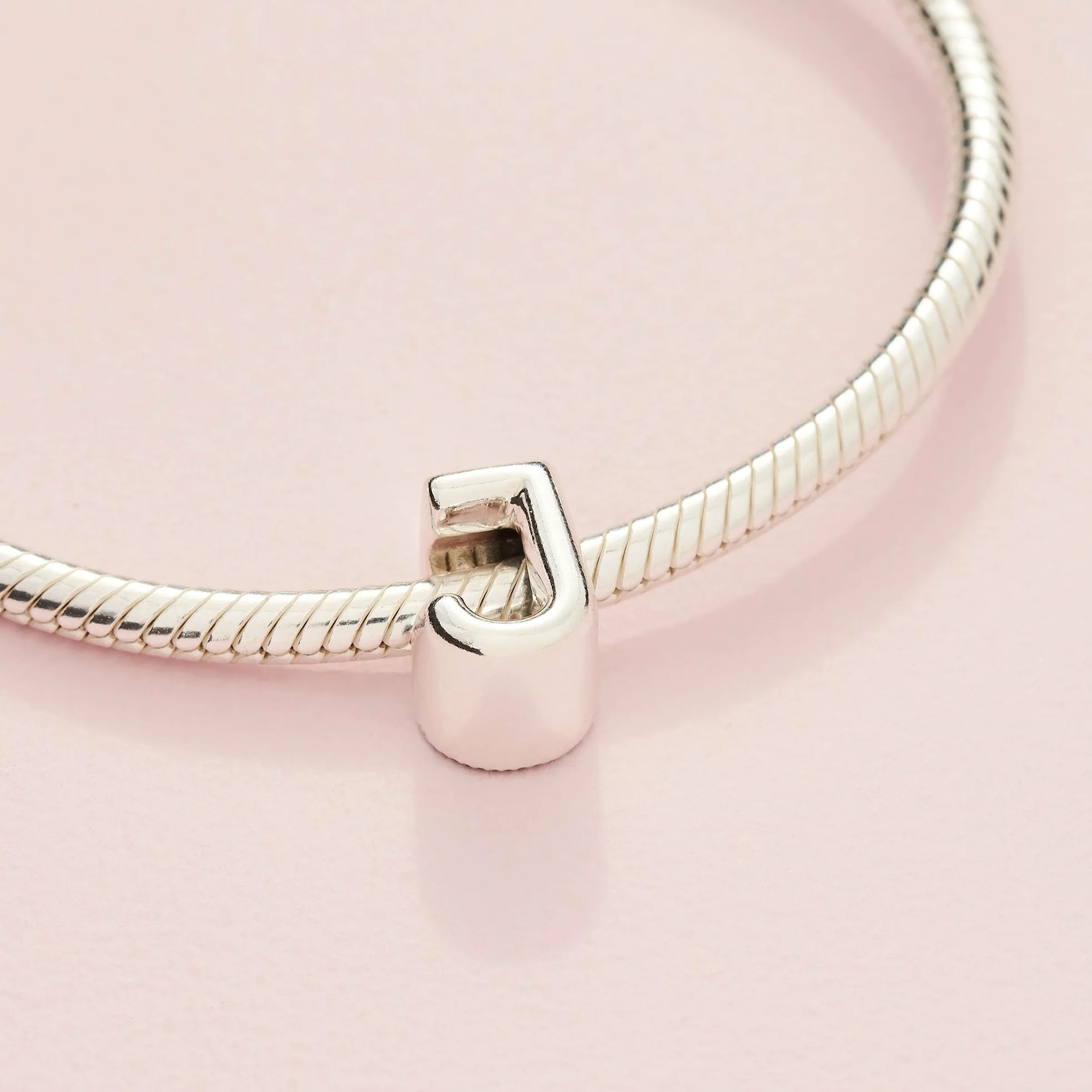 PANDORA Moments Buchstabe J - wendbares Alphabet-Charm aus Sterling-Silber mit geprägten Herzen und Perlen an der Rückseite - kompatibel mit Armbändern Moments Kollektion