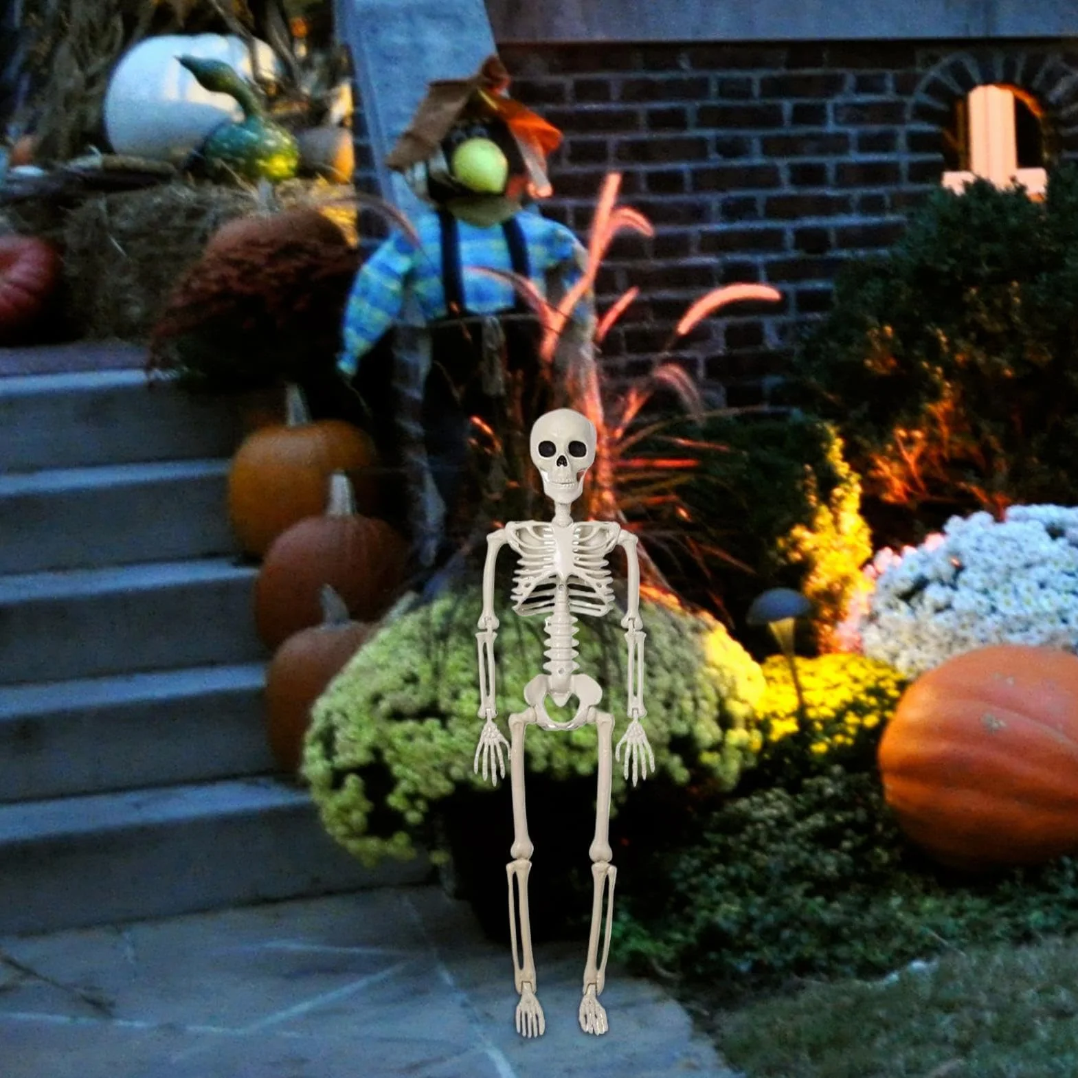 Dekoracja szkieletu – naturalnej wielkości Halloween szkielet dekoracja z ruchomymi przegubami – straszna czaszka ozdoba na grób do domu duchów, ogrodu, dekoracja stołu, na imprezę