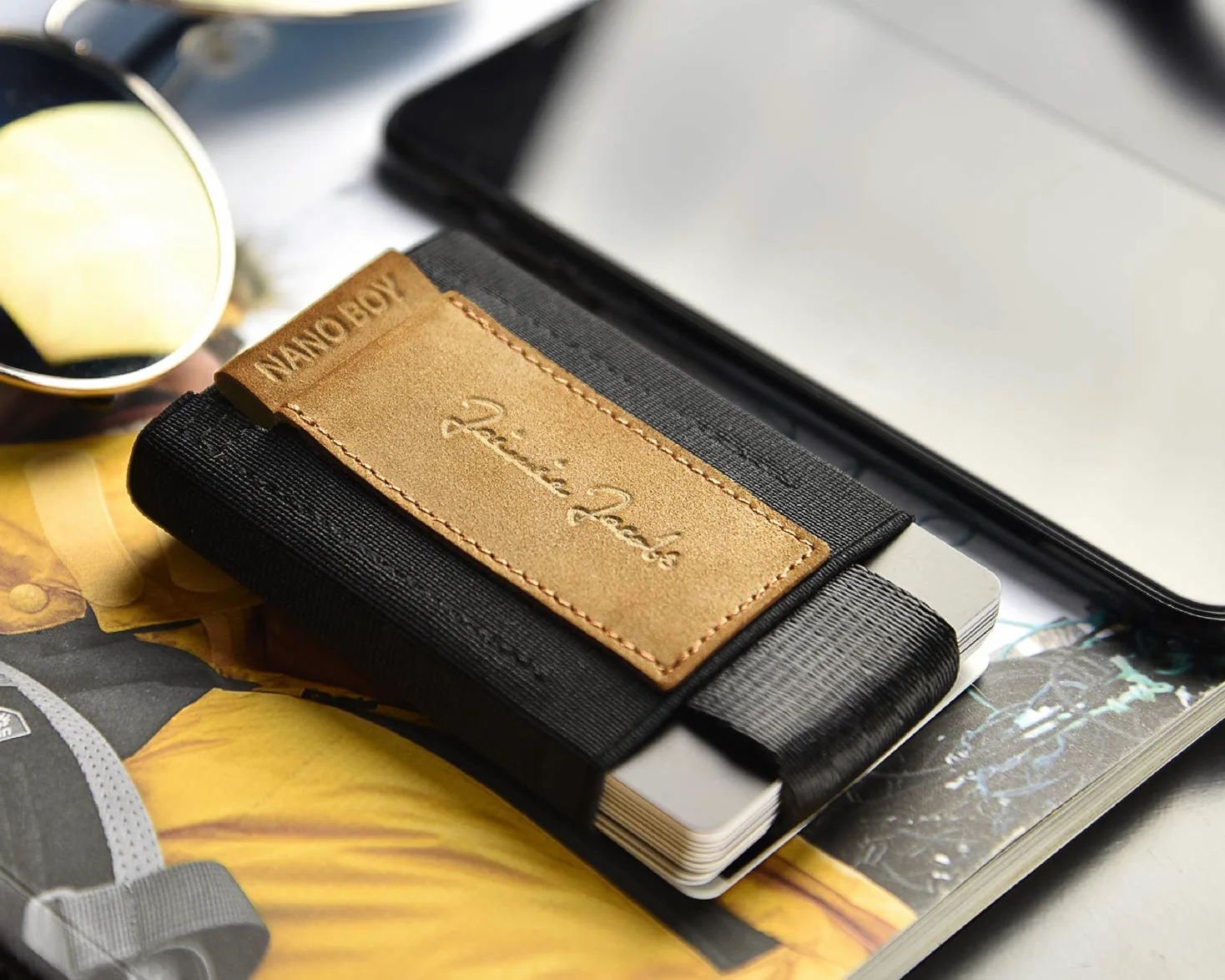 Jaimie Jacobs Nano Boy Mini Wallet – mały portfel z tkaniny, cienki portfel, portfel typu slim z sznurkiem, etui na karty, portfel na karty dla mężczyzn i kobiet (Skóra bawoła jasnobrązowa)