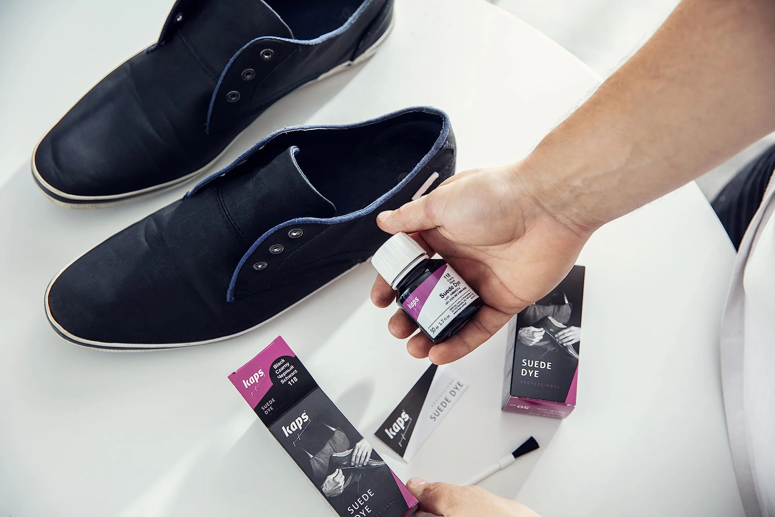 Kaps Nubuck & Suede Shoe Far Farba - Farba do Butów z Nubuku i Zamszu, Odnowa Kolorów i Naprawa Zniszczonych Powierzchni, Do Butów, Toreb oraz Innych Artykułów Skórzanych (118 - czarny)