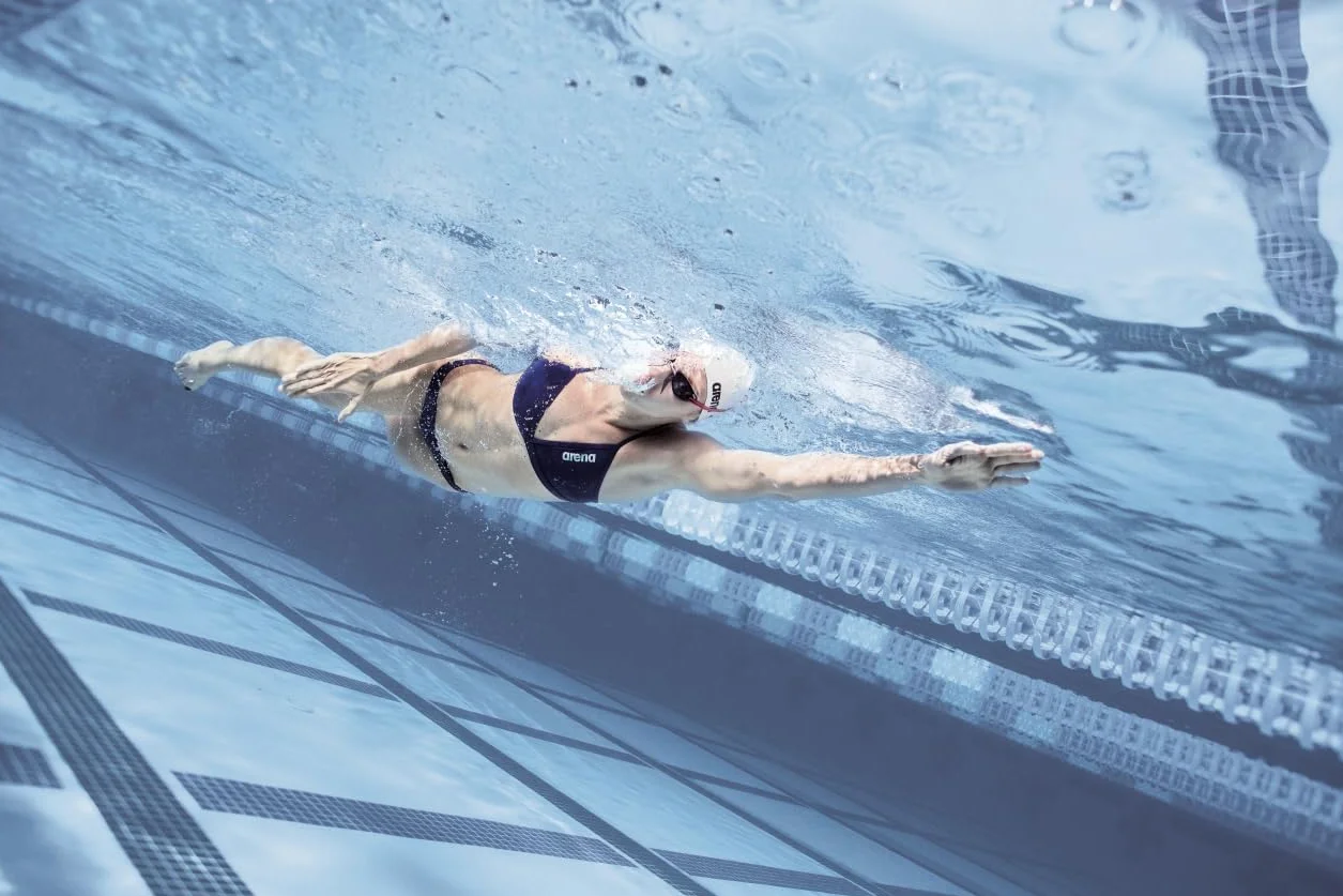 arena Performance Team Solid damska górna część bikini na basen, szybkoschnąca górna część z tkaniny arena MaxFit Eco o maksymalnej odporności na chlor i słoną wodę, ochrona przed promieniowaniem UV