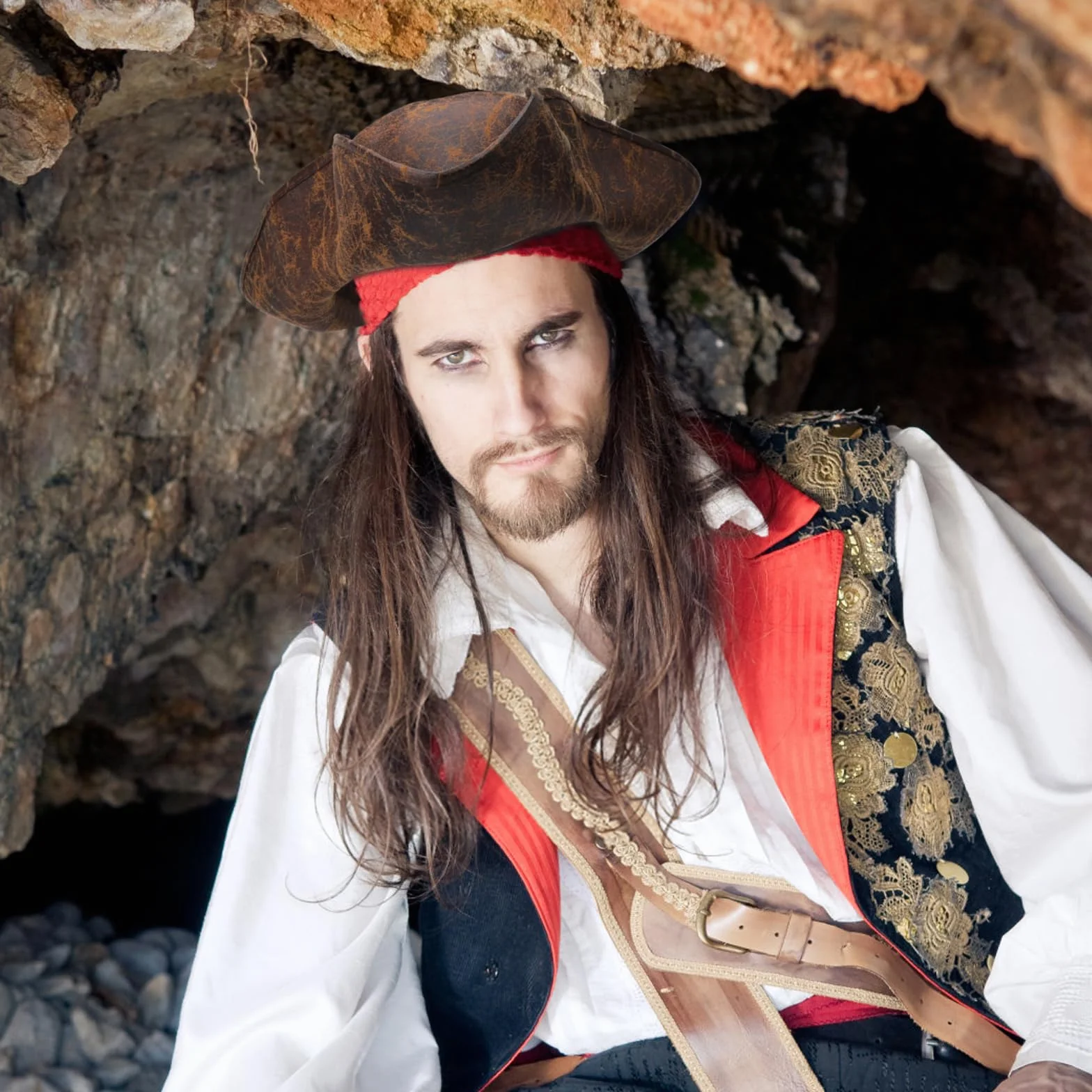 VOSSOT Kapelusz piracki dla dorosłych, skórzany, styl kolonialny, średniowieczny kapelusz na piracką imprezę tematyczną, cosplay, imprezy kostiumowe, karnawał, brązowy, Halloween, rozmiar uniwersalny