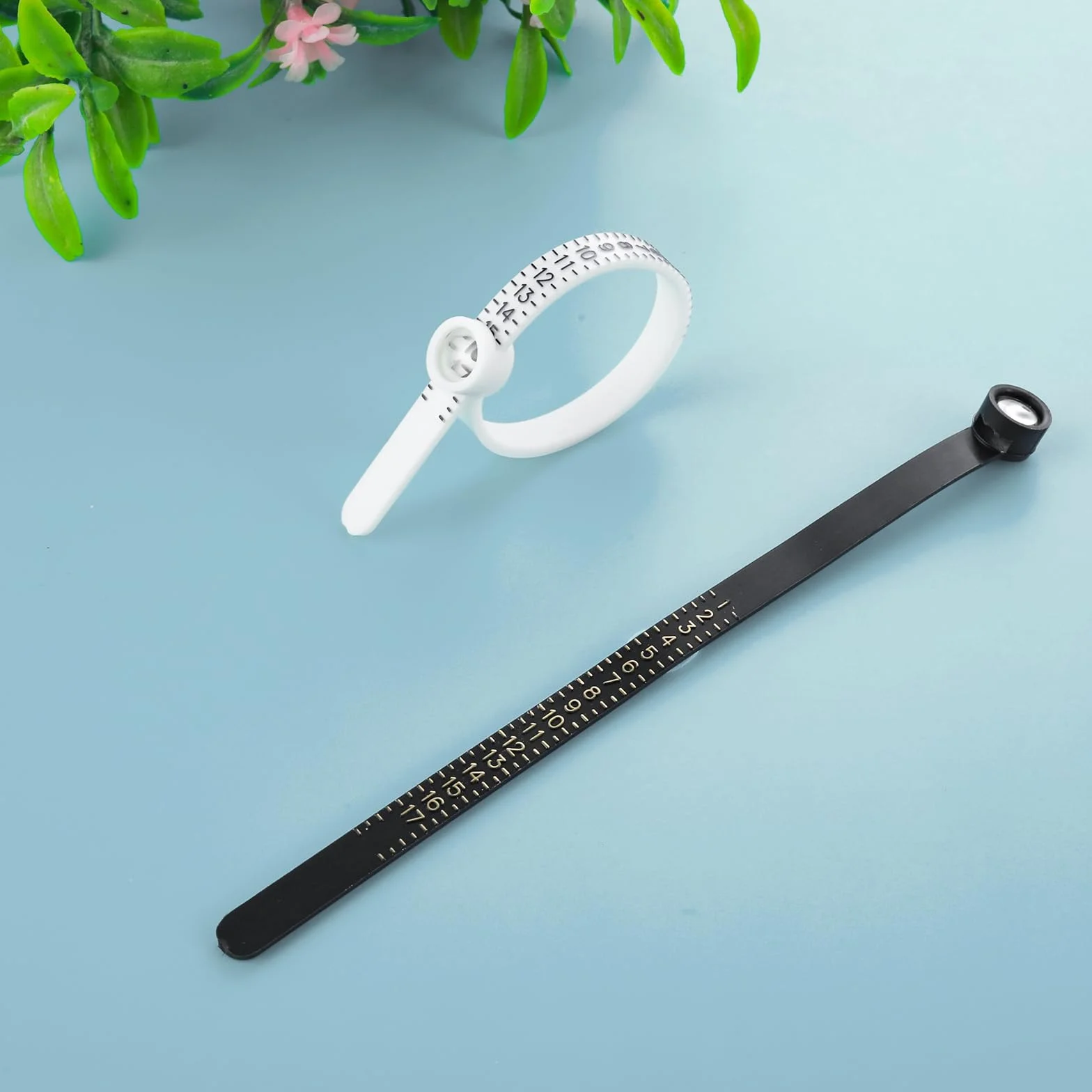WLLHYF Narzędzie pomiarowe Ring Sizer 2 szt. czarno-białe wielokrotnego użytku palec USA miernik rozmiaru plastikowe narzędzie pomiarowe z powiększonym szkłem do rozmiaru biżuterii
