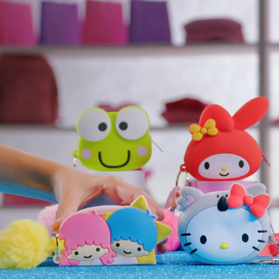 #sbabam, FUNNY BOX Hello Kitty Handbag, kolorowa torebka dziewczęca z naklejkami, pluszowa bransoletka i akcesoria, torba dziewczęca z paskiem na ramię na prezent dla dziewczynki 2 sztuki, zabawki dla