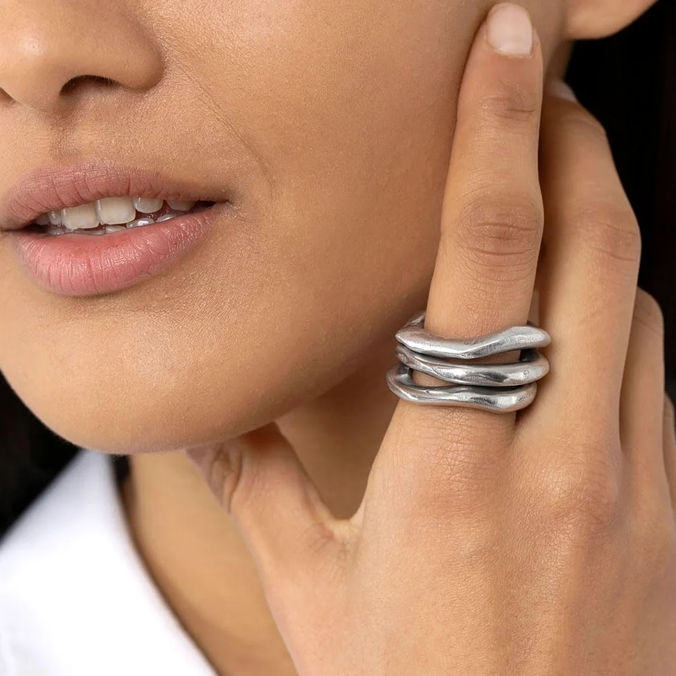 Vestopazzo nieregularny zestaw pierścionków na pierścionek z 3 zawieszkami. Średnica pierścionka ok. 2 cm. Wykonane ręcznie z aluminium w 100% z recyklingu. Rzemiosło, Unisex.AL16234, tg unica,