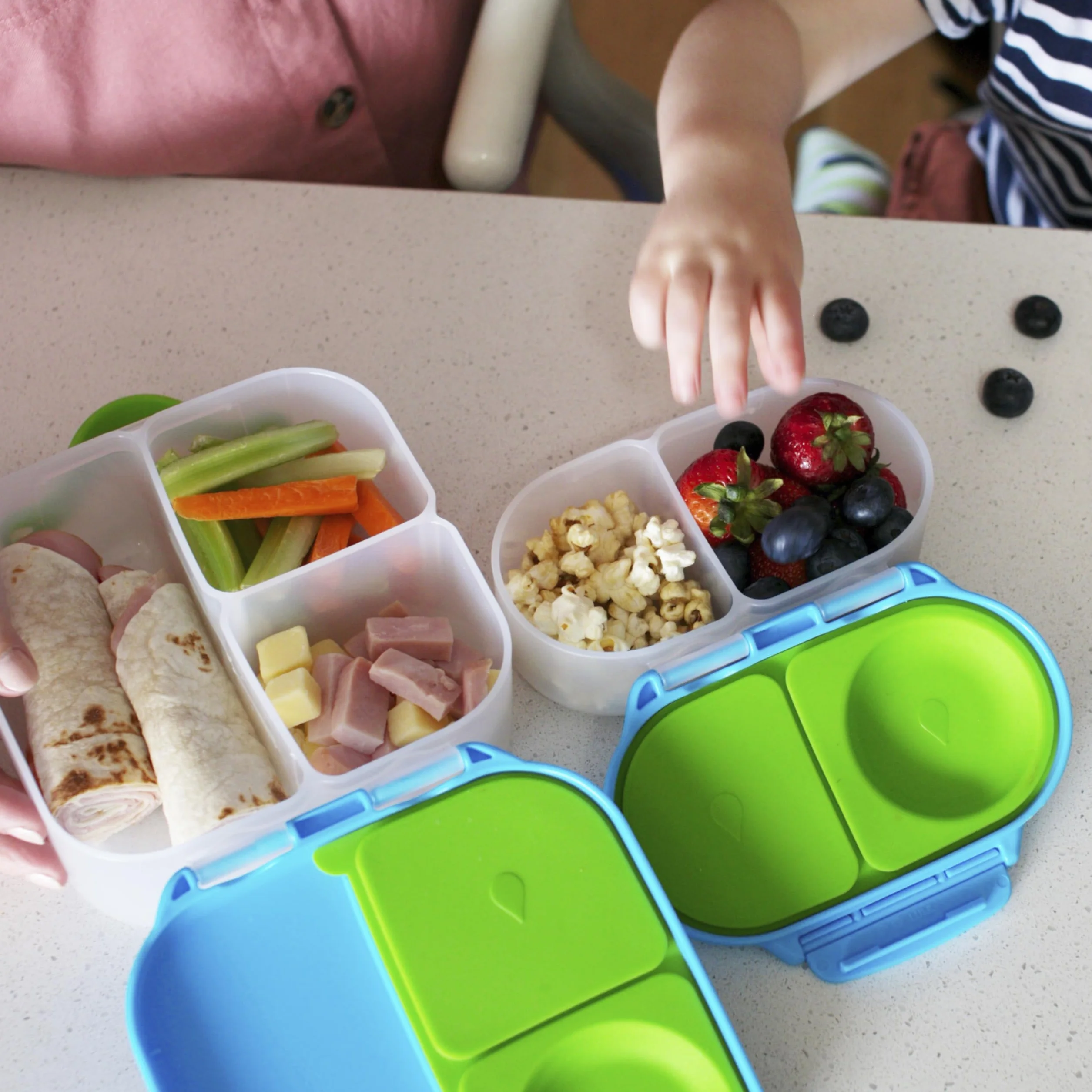 b.box Snackbox | Mini pudełko na lunch Bento z 2 szczelnymi przegródkami, idealne dla małych dzieci, na lunch i przekąski, pasuje do całego owocu, nie zawiera BPA, Ocean Breeze