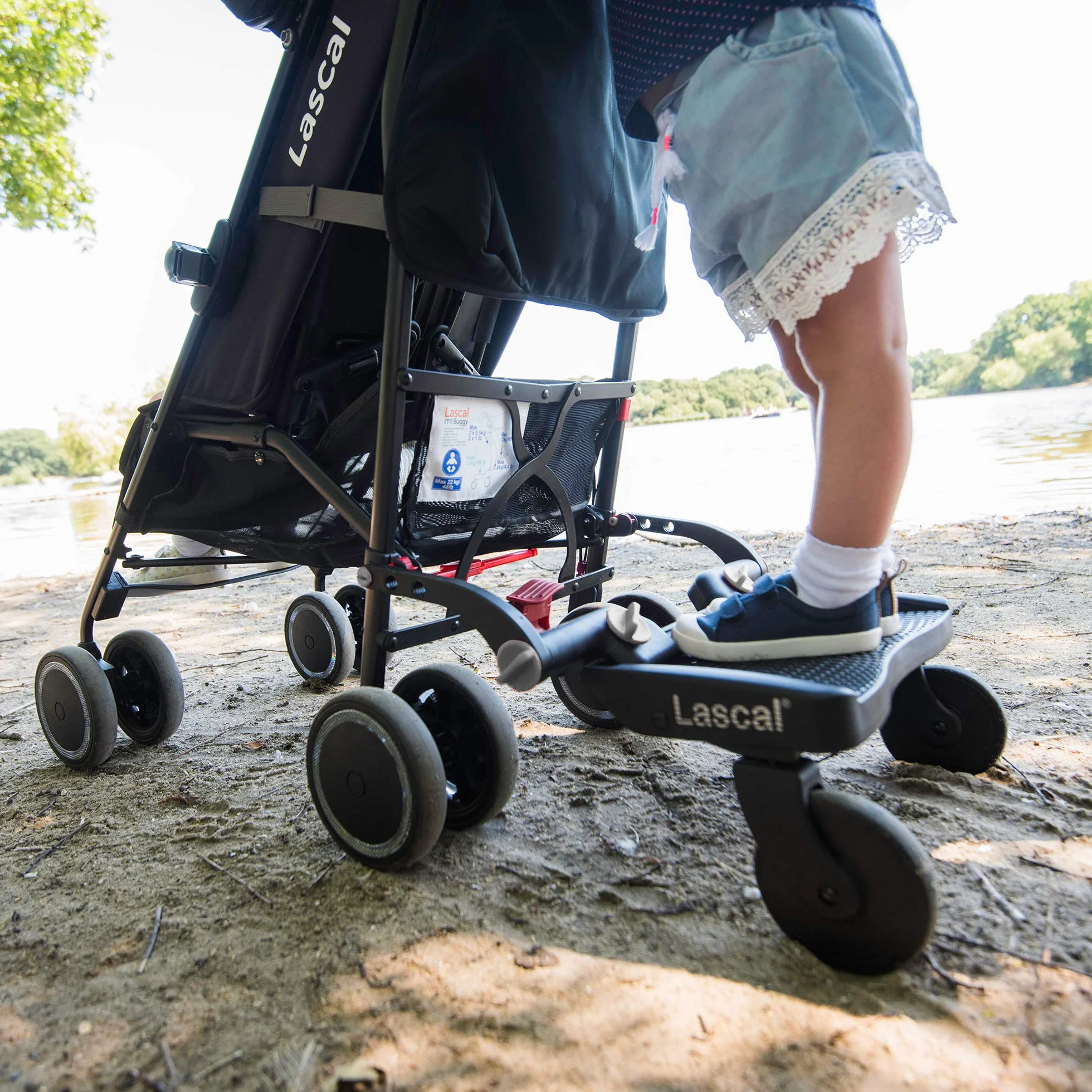 Zestaw łączników Lascal® dla BuggyBoard® dla Mini, Maxi i Maxi+ to dodatek do wózka firmy Lascal®, którego należy użyć, jeśli BuggyBoard® ma być również używany w drugim wózku.