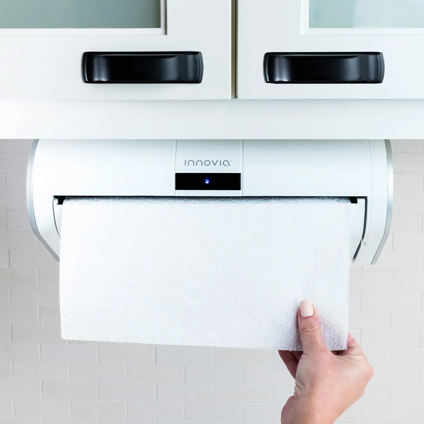 Innovia Automatyczny dozownik ręczników papierowych. Technologia bezdotykowa. Współpracuje z większością marek i rozmiarów ręczników papierowych. Dozuje liczbę potrzebnych arkuszy. Biały, montowany