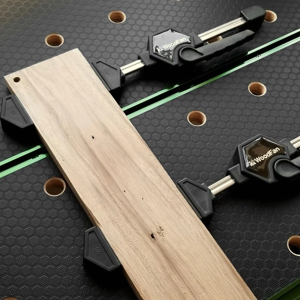 Blat roboczy stolarz 915 x 610 mm z otworami 20 mm i profilami T-Track, laminowana powierzchnia antypoślizgowa