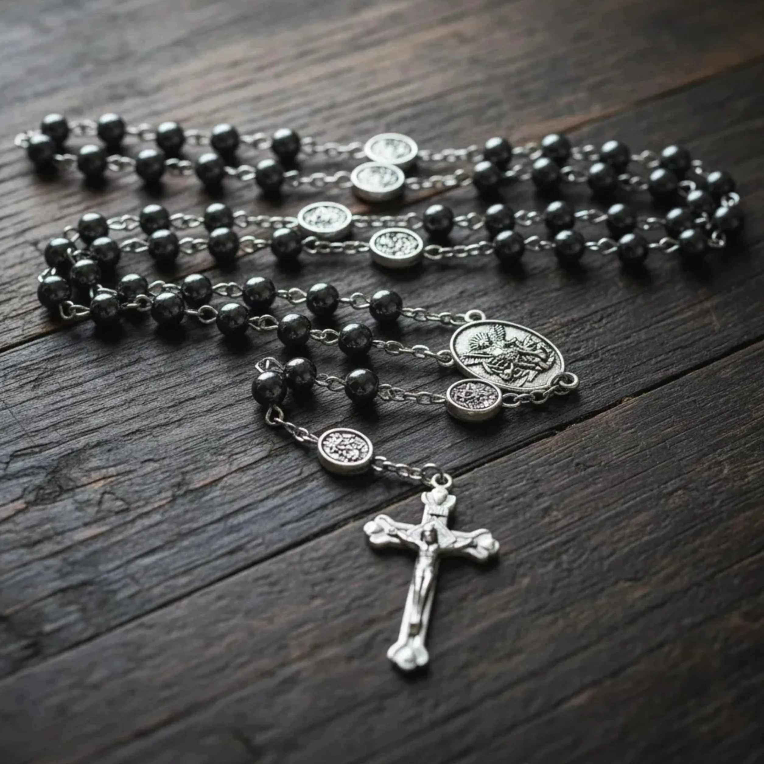 Nazareth Store Różaniec św. Michała, hematyt, kamienne koraliki, naszyjnik, metalowe koraliki, chwała, archanioł, medal i krzyż, z metalowym pudełkiem prezentowym