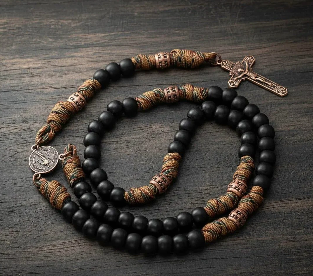 Sklep Nazareth Antique Bronze St Benedict Paracord Różaniec Czarne matowe koraliki Czerwony Biały Wytrzymały Różaniec Mocny sznurkowy naszyjnik