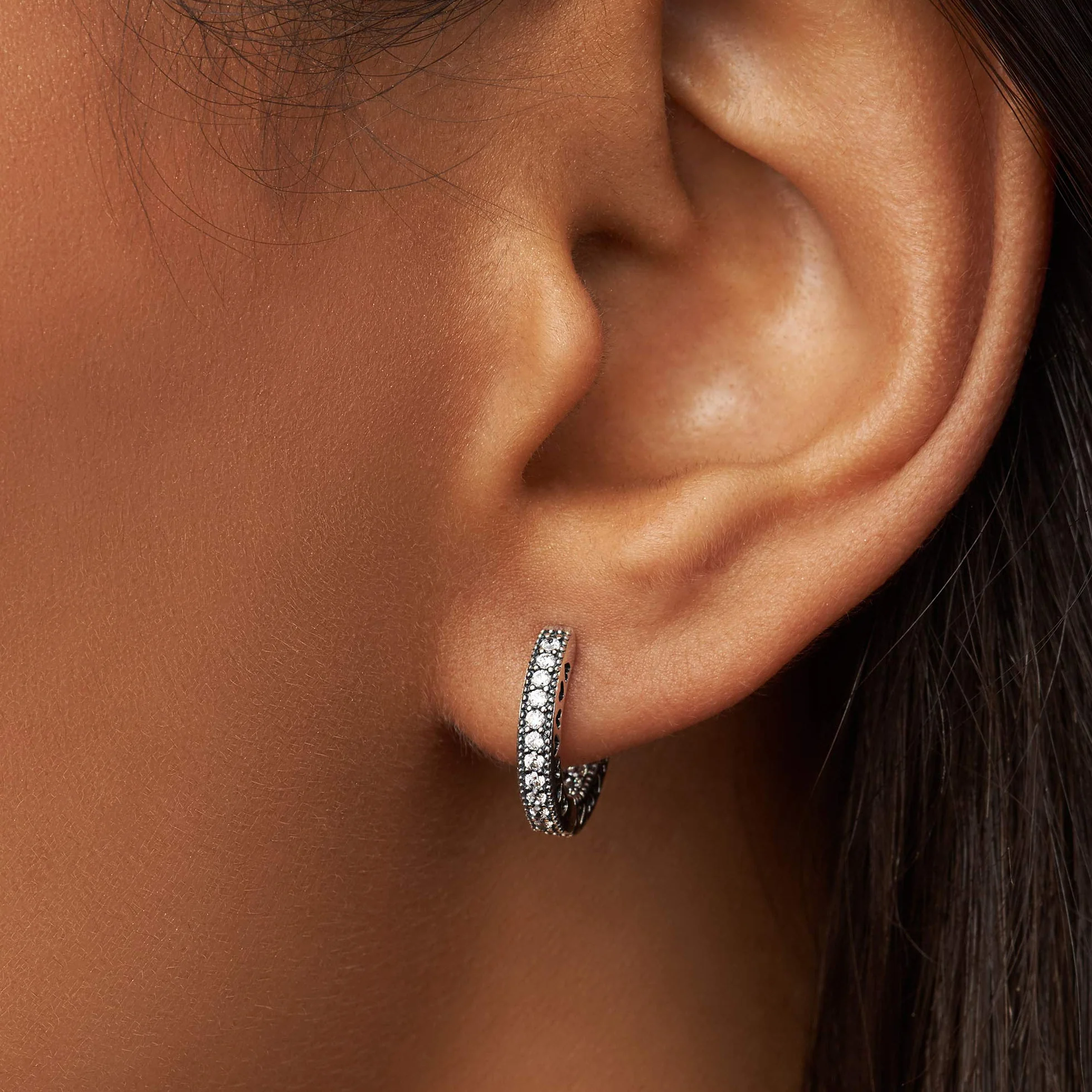 Pandora Signature Kolczyki Koła Srebro Próby 925 Z Serduszkami