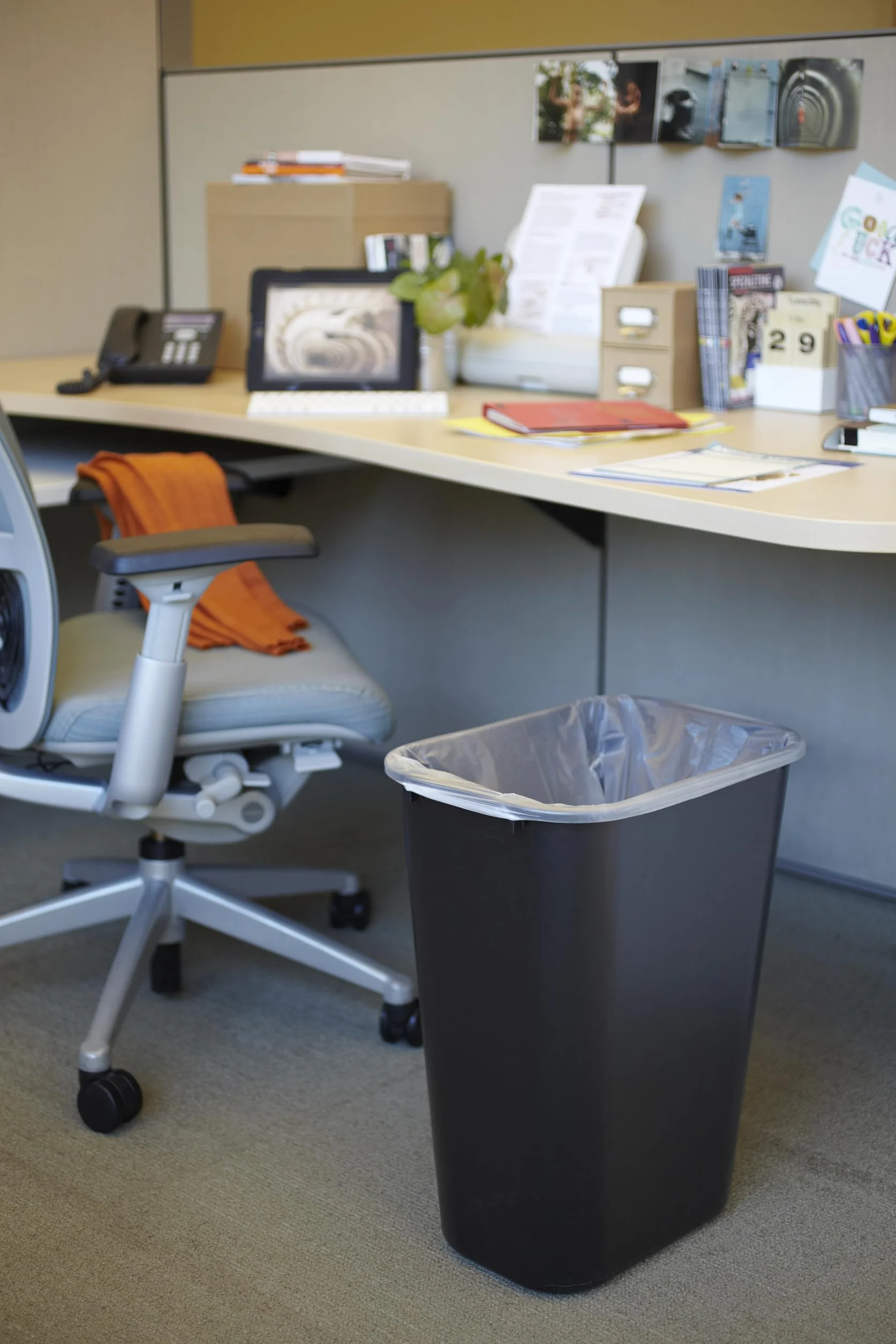 Rubbermaid Commercial Products FG295700BLA pojemnik na odpady z tworzywa sztucznego, o miękkim kształcie, prostokątny, 38,8 l, czarny