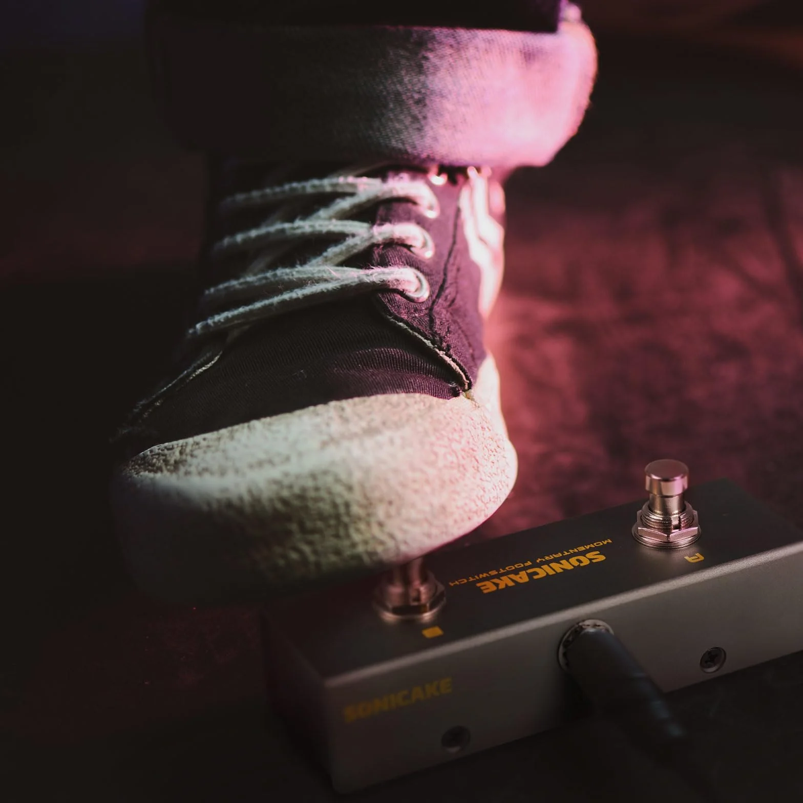 SONICAKE Podwójny przełącznik nożny do gitary 6,35 mm chwilowy mini przełącznik nożny gitarowy z kablem TRS