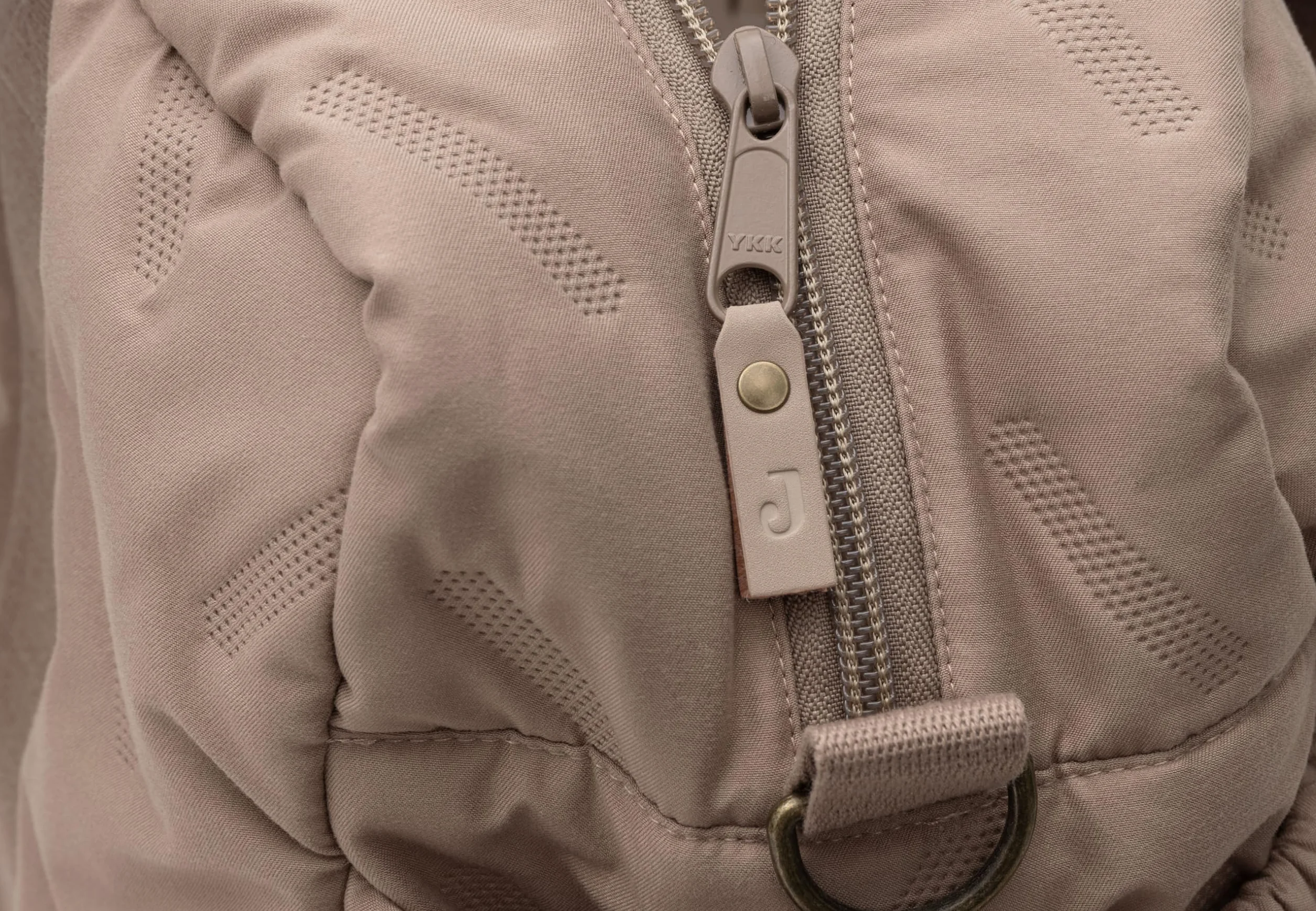 Jollein Torba do przewijania Embossed Lily – mleczna kawa – stylowa torba do przewijania z wytłoczonym wzorem, odporna na działanie wody i łatwa w pielęgnacji, regulowany pasek na ramię – 42 x 30 x 15