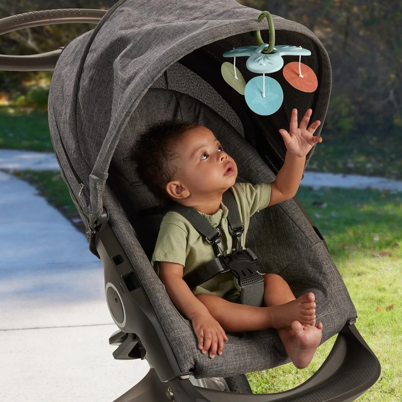 Fisher-Price Mata sensoryczna premium dla niemowląt z 6 przenośnymi zabawkami sensorycznymi, HRB15