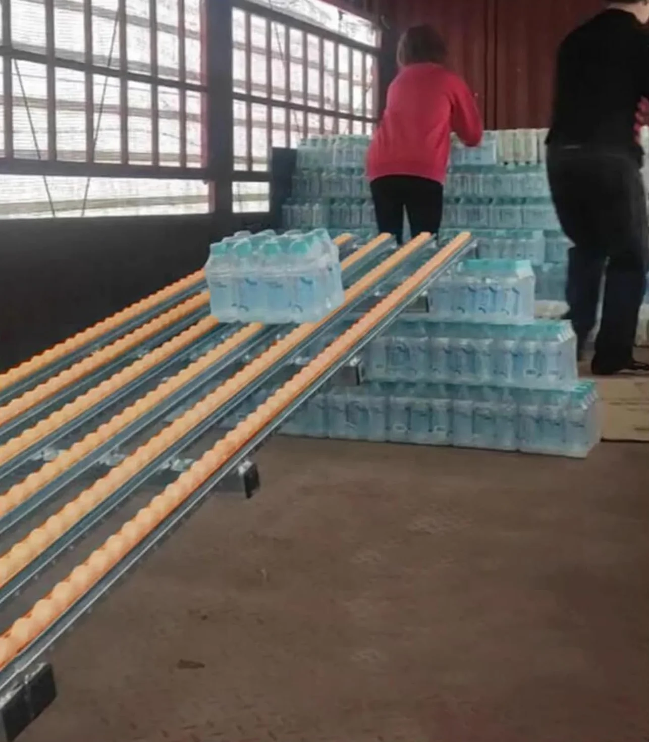 Przenośnik grawitacyjny Taśma rolkowa przenośnika magazynowego dla magazynów, supermarketów, doków i lotnisk(4-slide,300cm long)