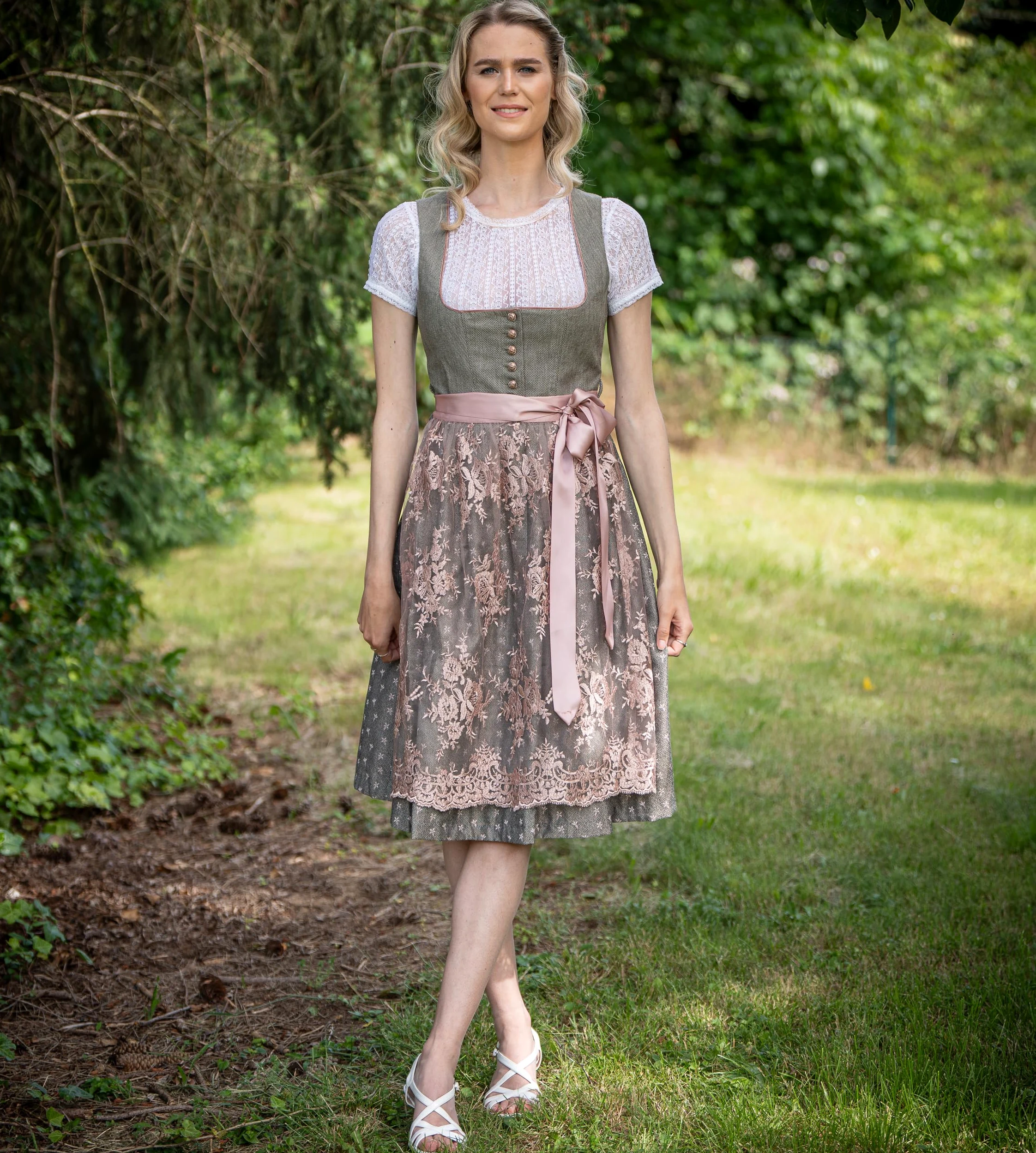 Schöneberger Dirndl Dirndl z zapięciem na guziki i koronkowym fartuchem – elegancki żakardowy Dirndl w kolorze różowym/szarym – Midi Isabella