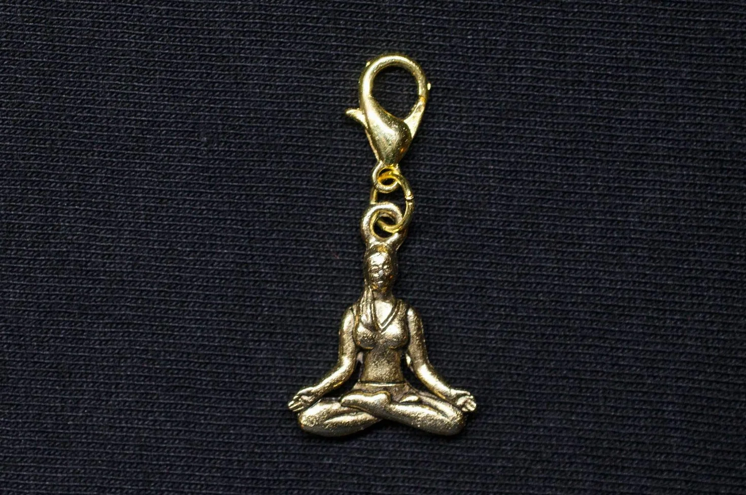 Miniblings Buddha Yoga Lotussitz Charm Buddhism medytacja Gold - ręcznie robiona modna biżuteria I zawieszka na łańcuszek pozłacana - zawieszka z zawieszkami - zawieszka do bransoletki, 20mm, Bawełna,