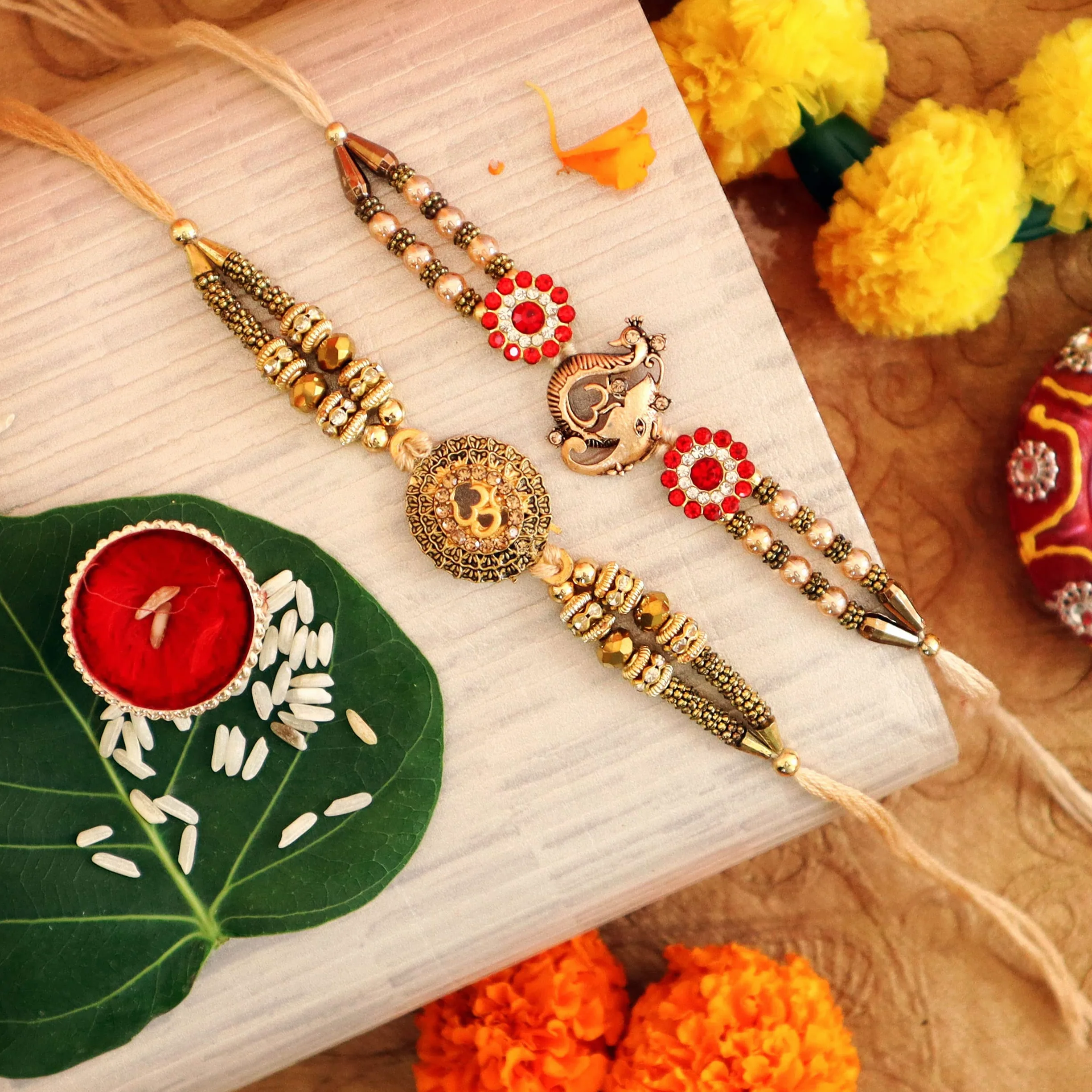 TIED RIBBONS rakhi Zestaw 2 dla braci z prezentem, Rakhi dla Bhaiya, mini kartka z życzeniami, Roli Tikka, bransoletka Raksha Bandhan